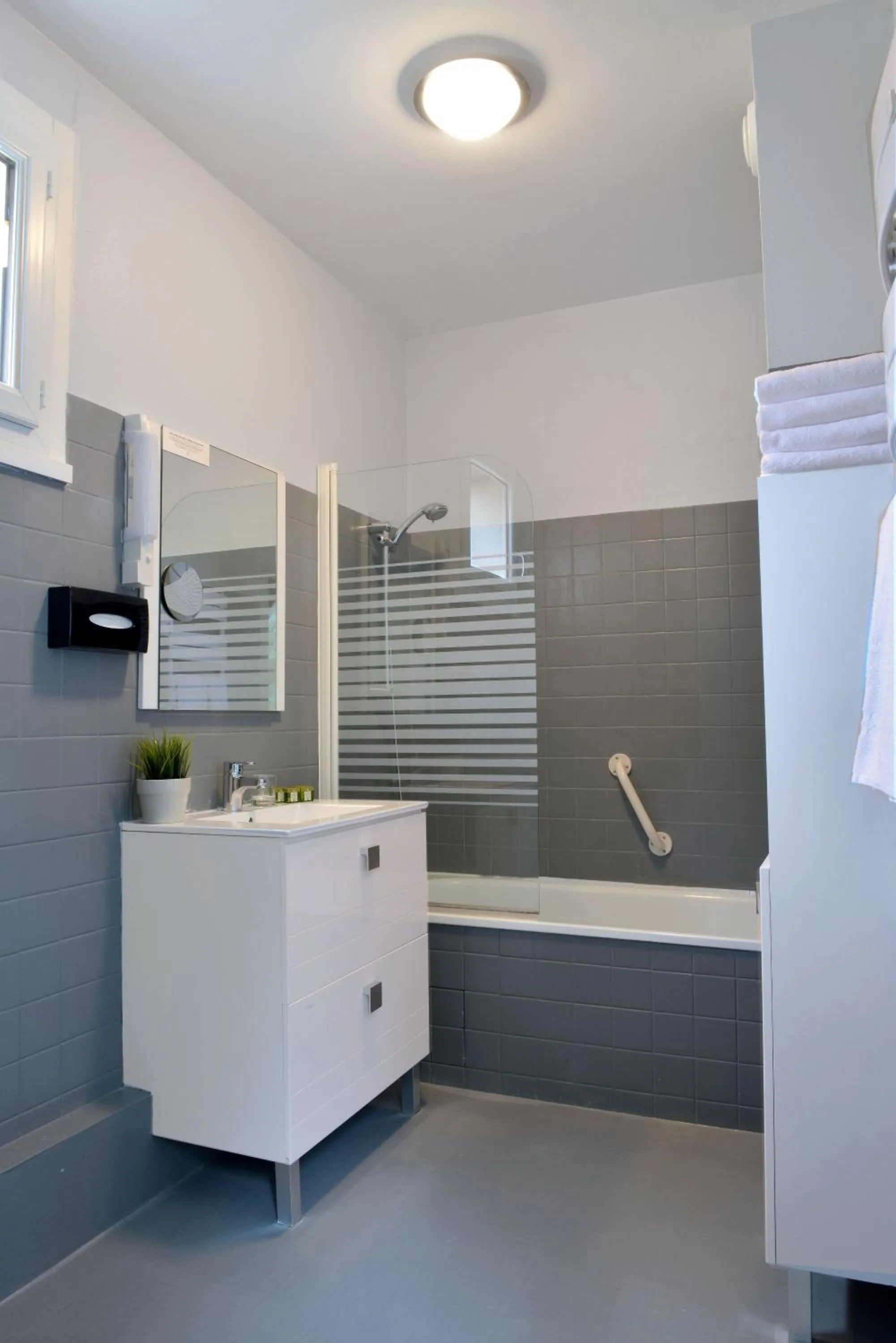 Bathroom in Logis Hotel Le Prieure