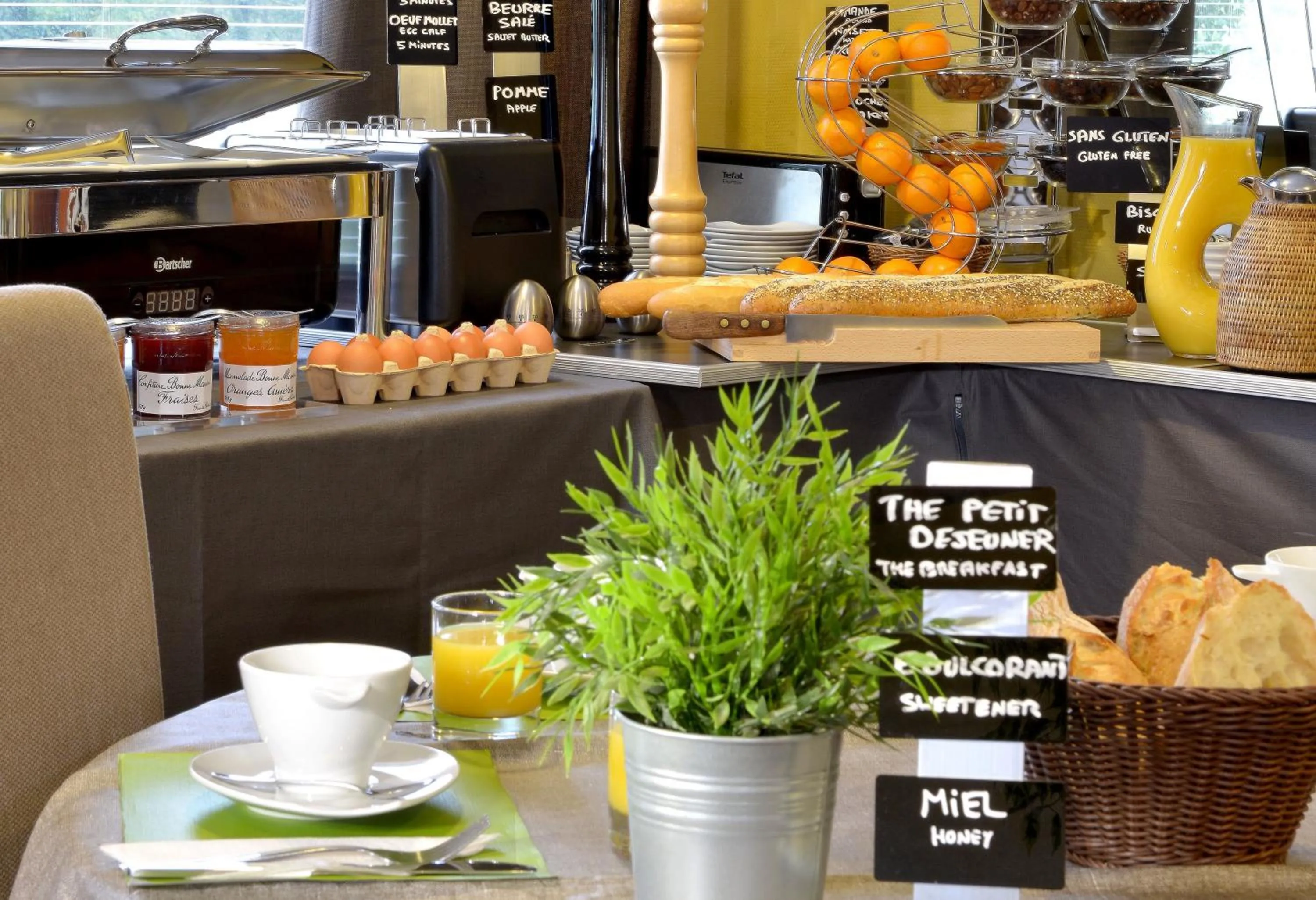Buffet breakfast in Logis Hotel Le Prieure