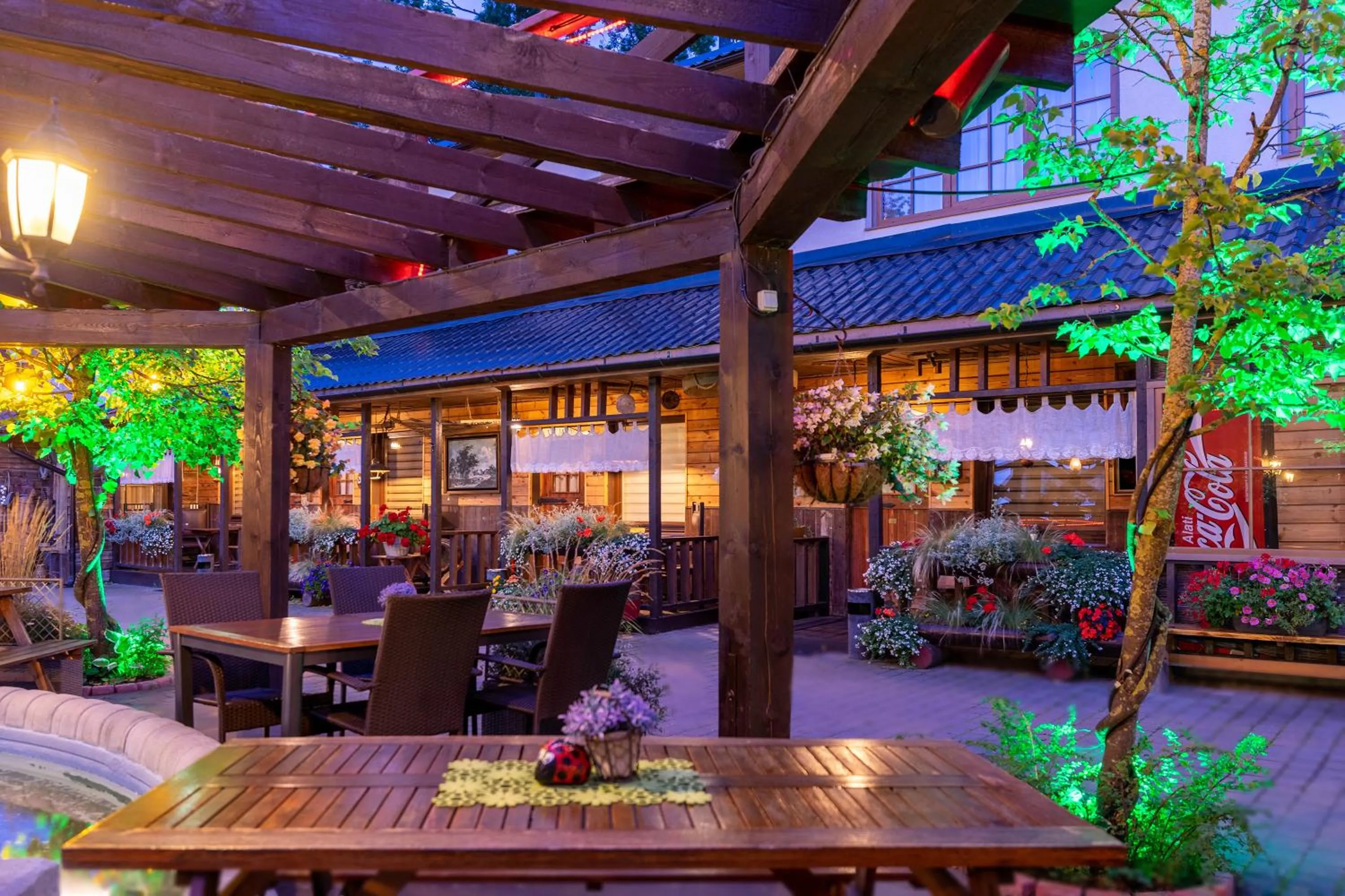 Restaurant/places to eat in Hansa Hotel