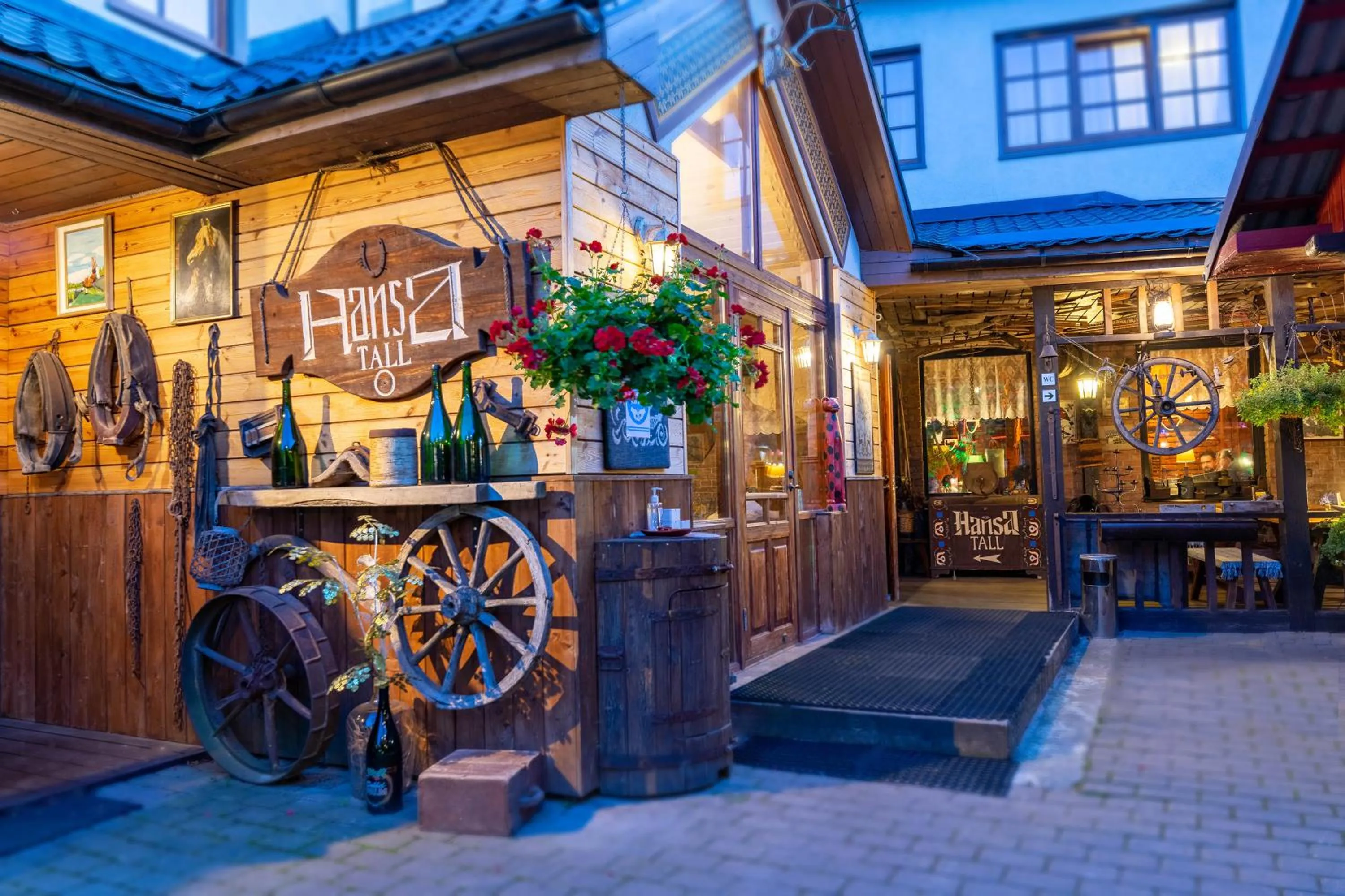 Restaurant/places to eat in Hansa Hotel