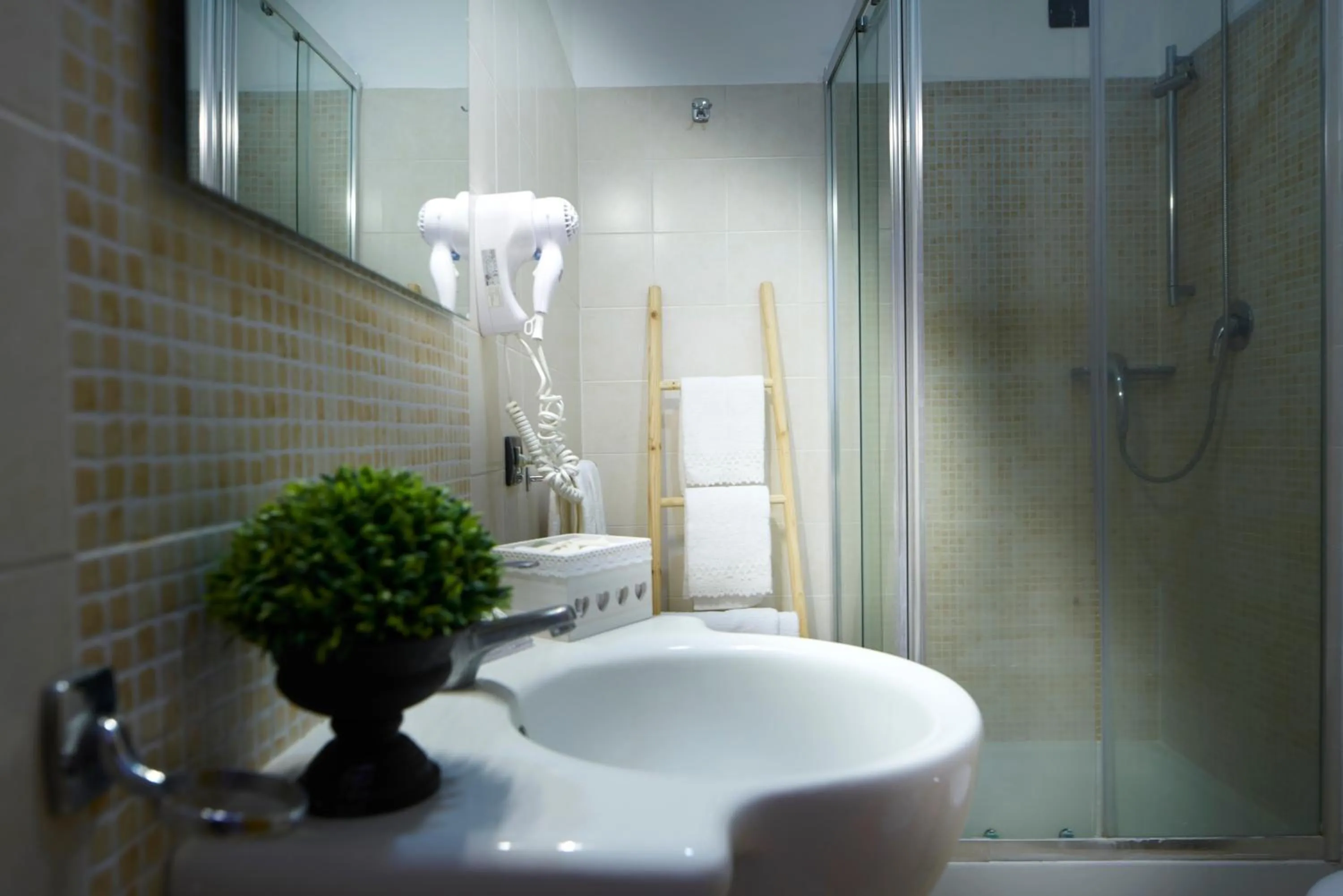 Shower in Santuzza Art Hotel Catania