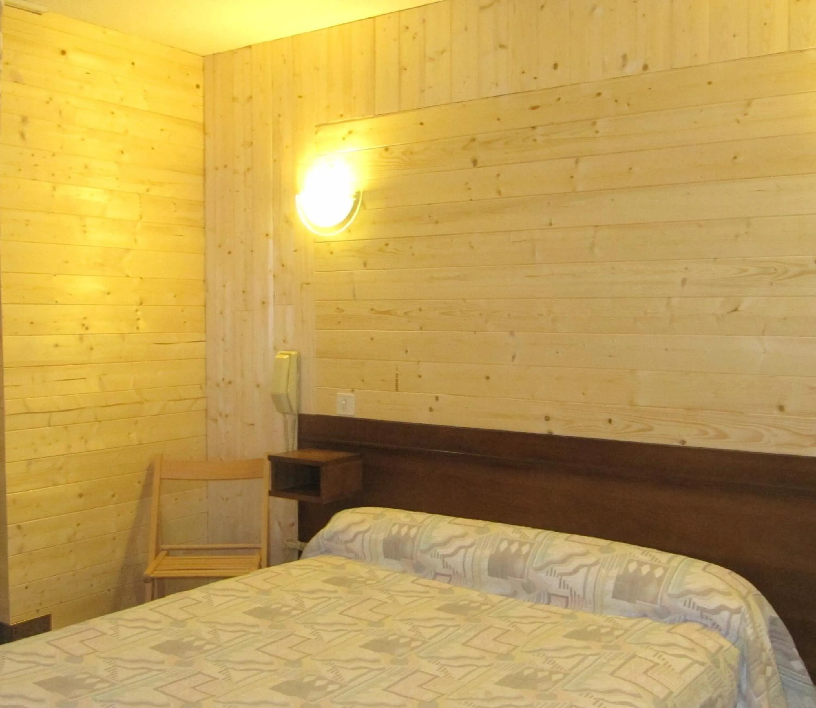 Staff, Bed in Hôtel Des Rochers