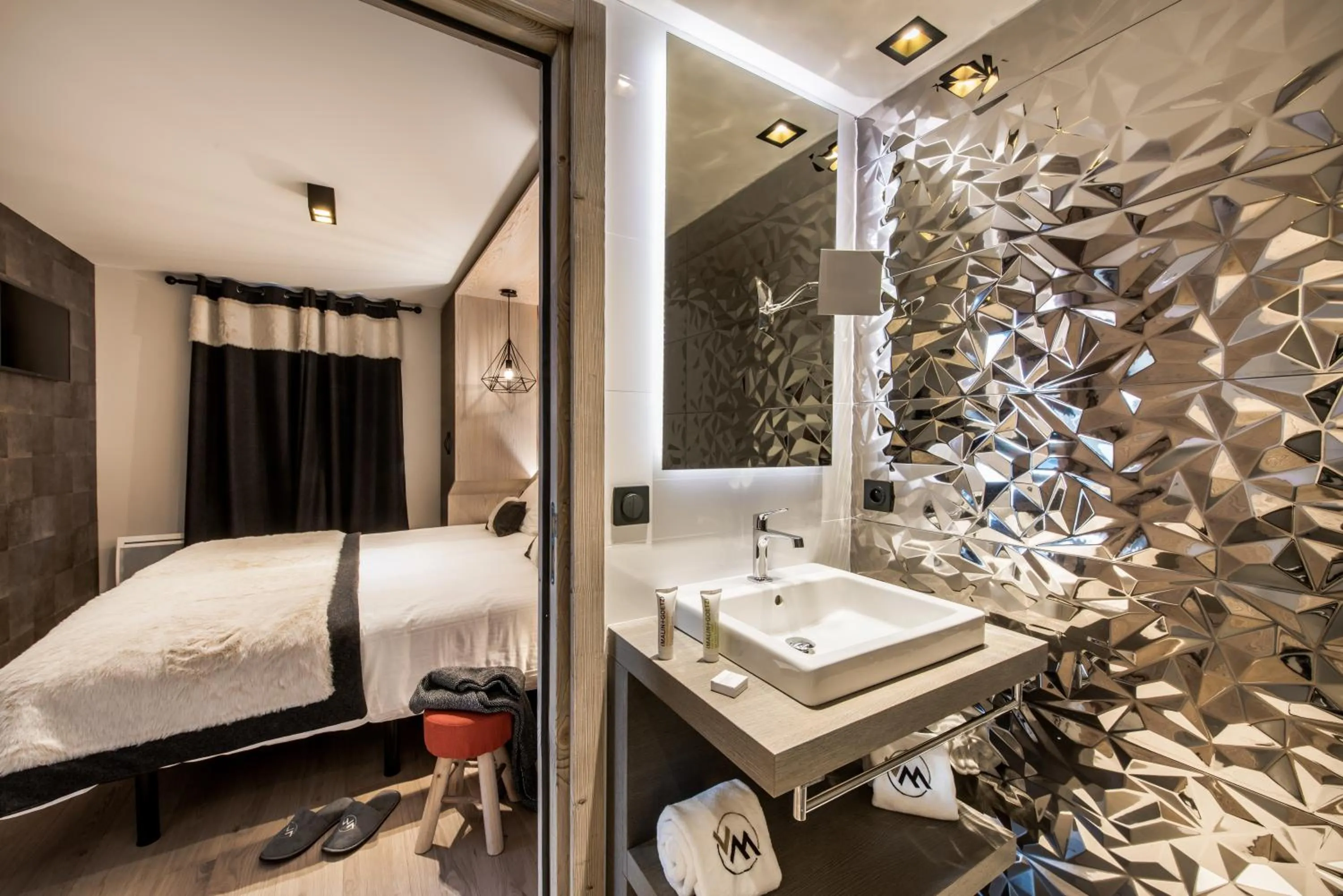 Bathroom, Bed in Montana Lodge