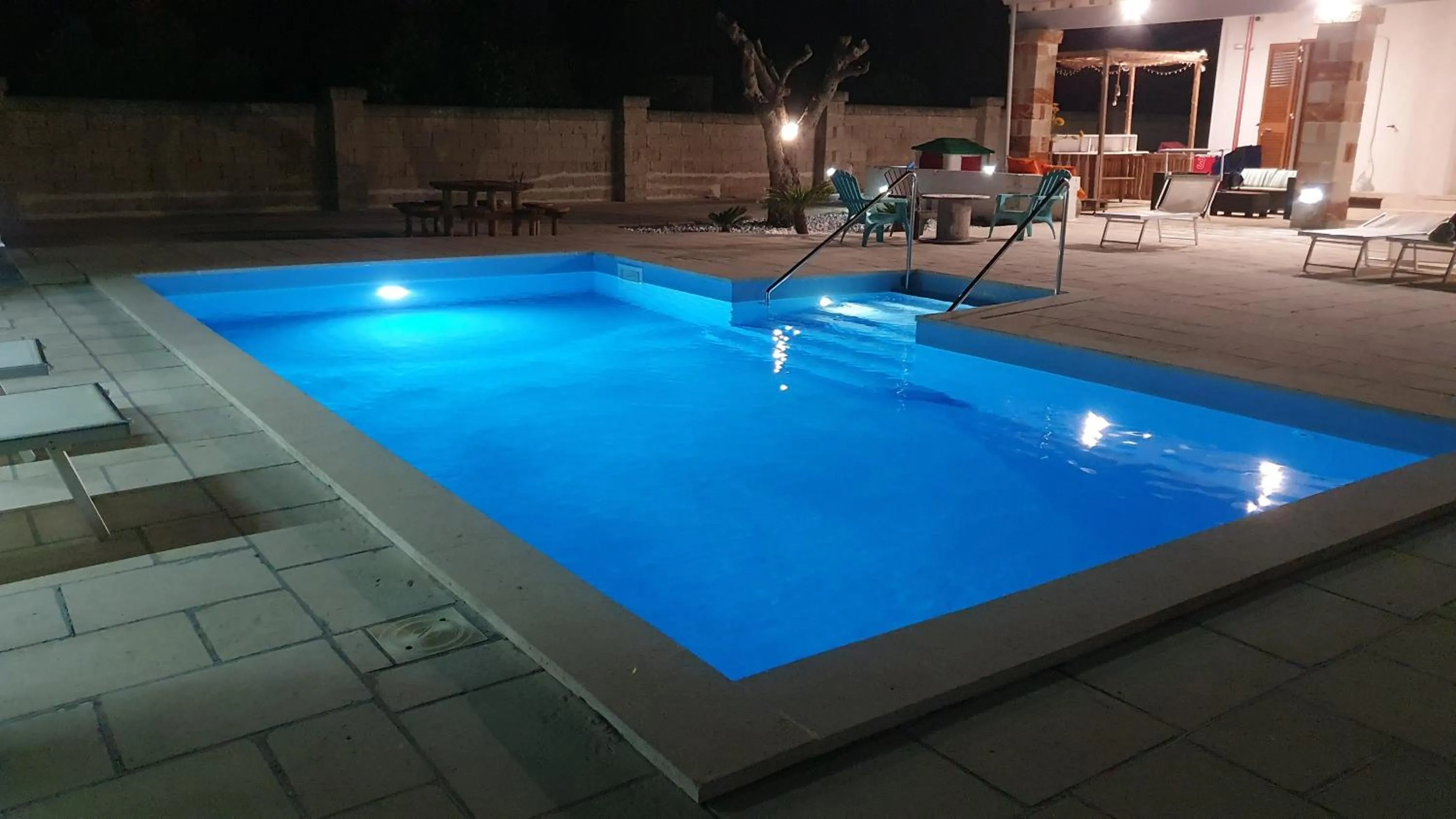 Swimming pool in La Dimora dei Conti