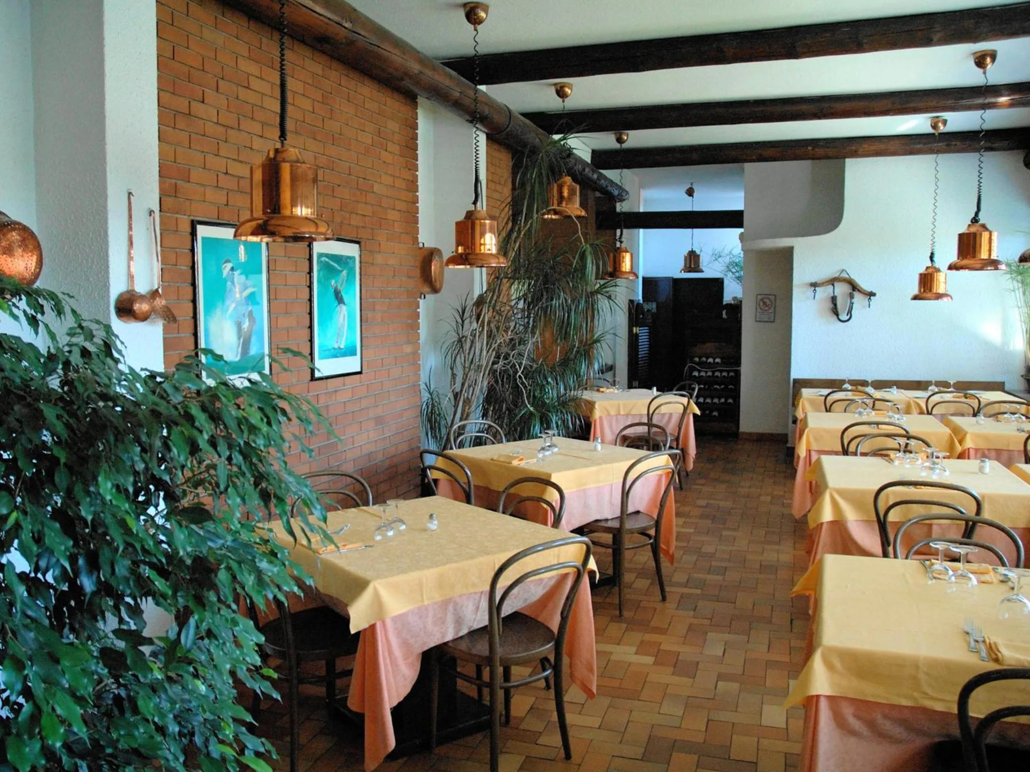 Restaurant/places to eat in Golf Hotel