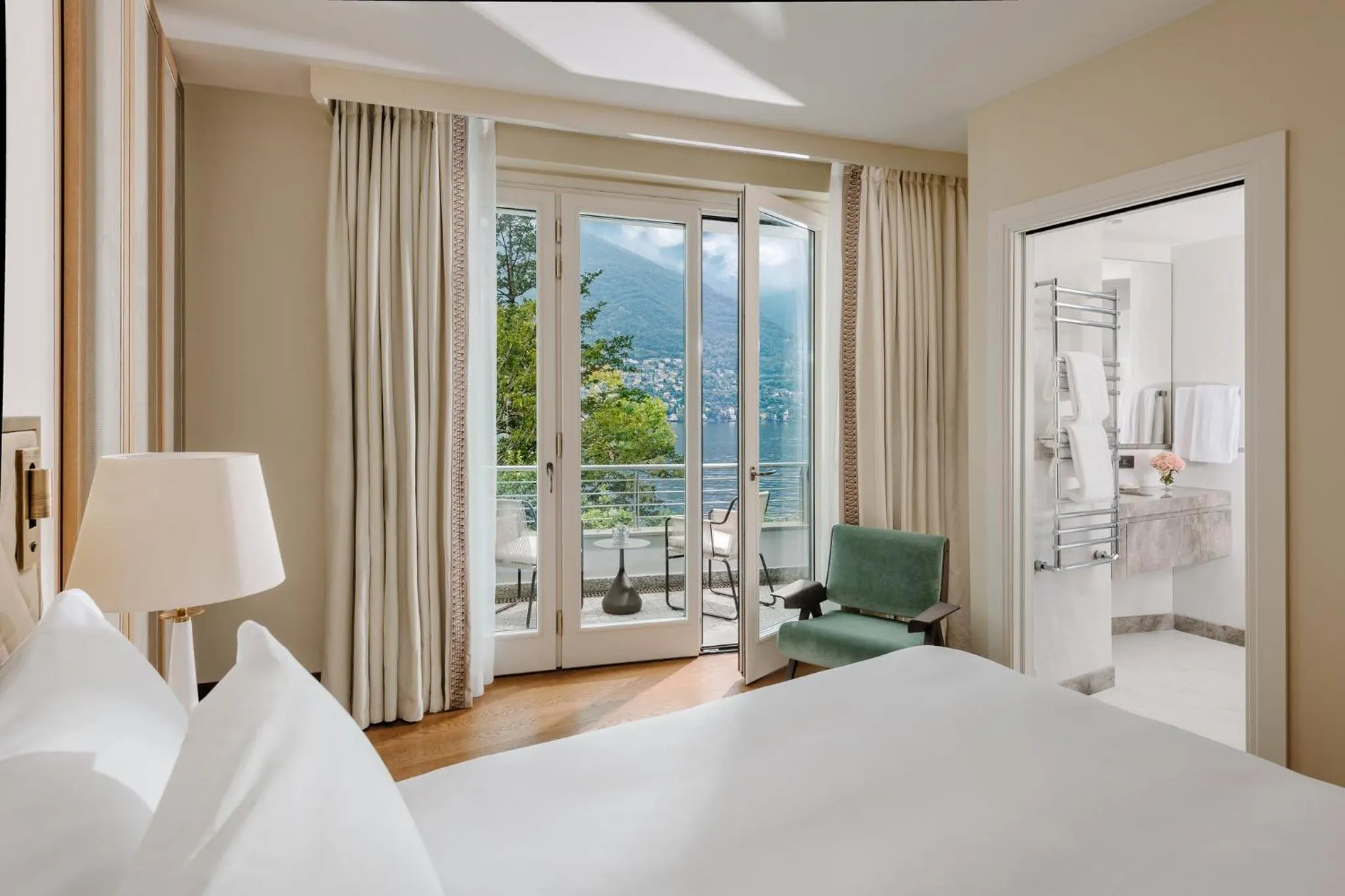 Photo of the whole room, Bed in Mandarin Oriental, Lago di Como