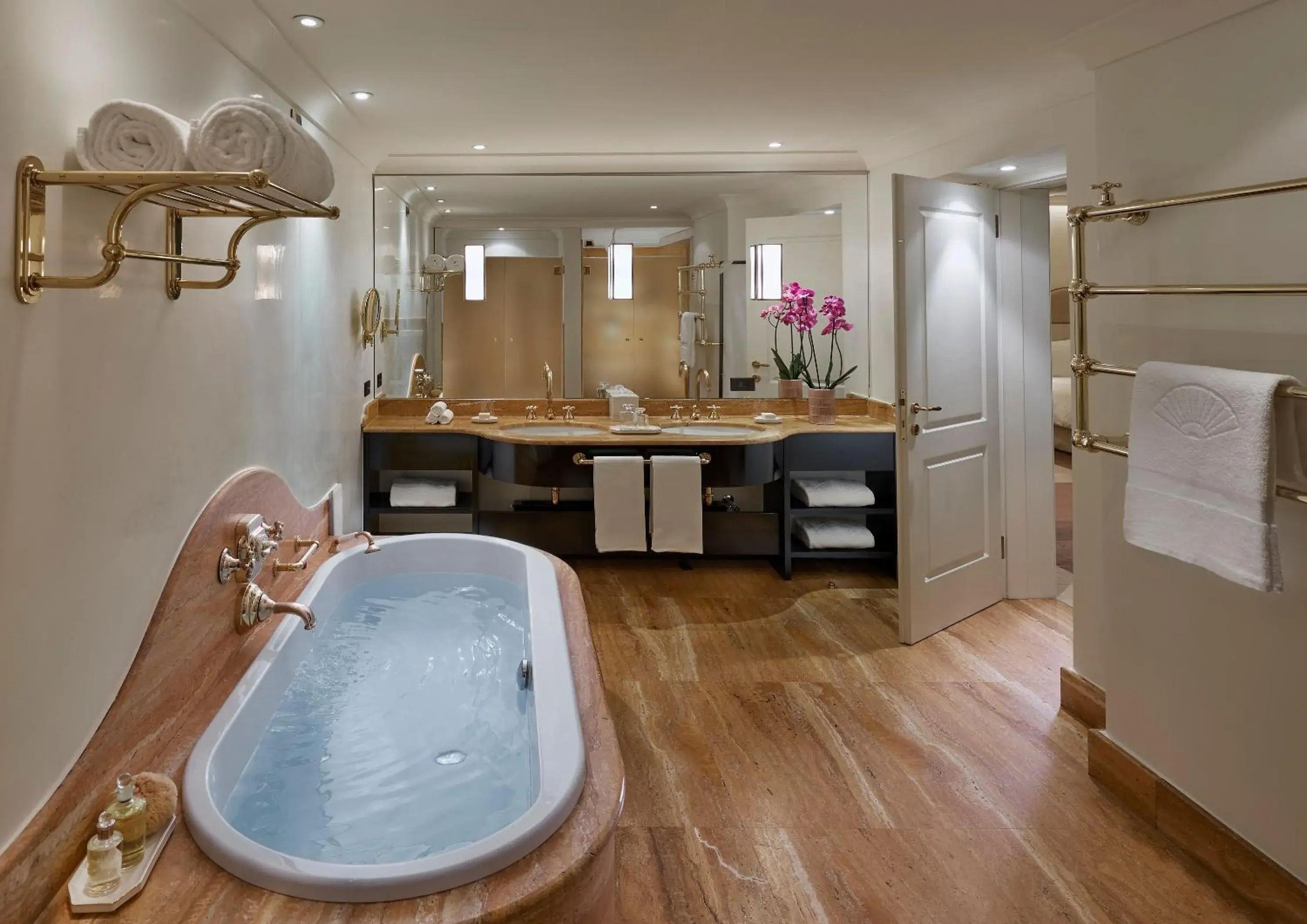 Duplex Suite in Mandarin Oriental, Lago di Como Duplex Suite in Mandarin Oriental, Lago di Como