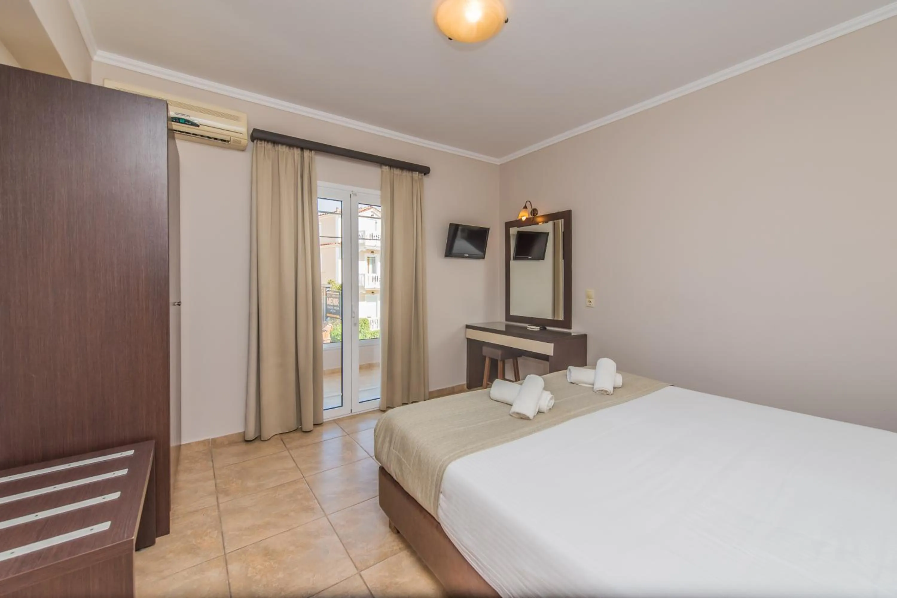 Bedroom, Bed in Porto Planos Beach Hotel