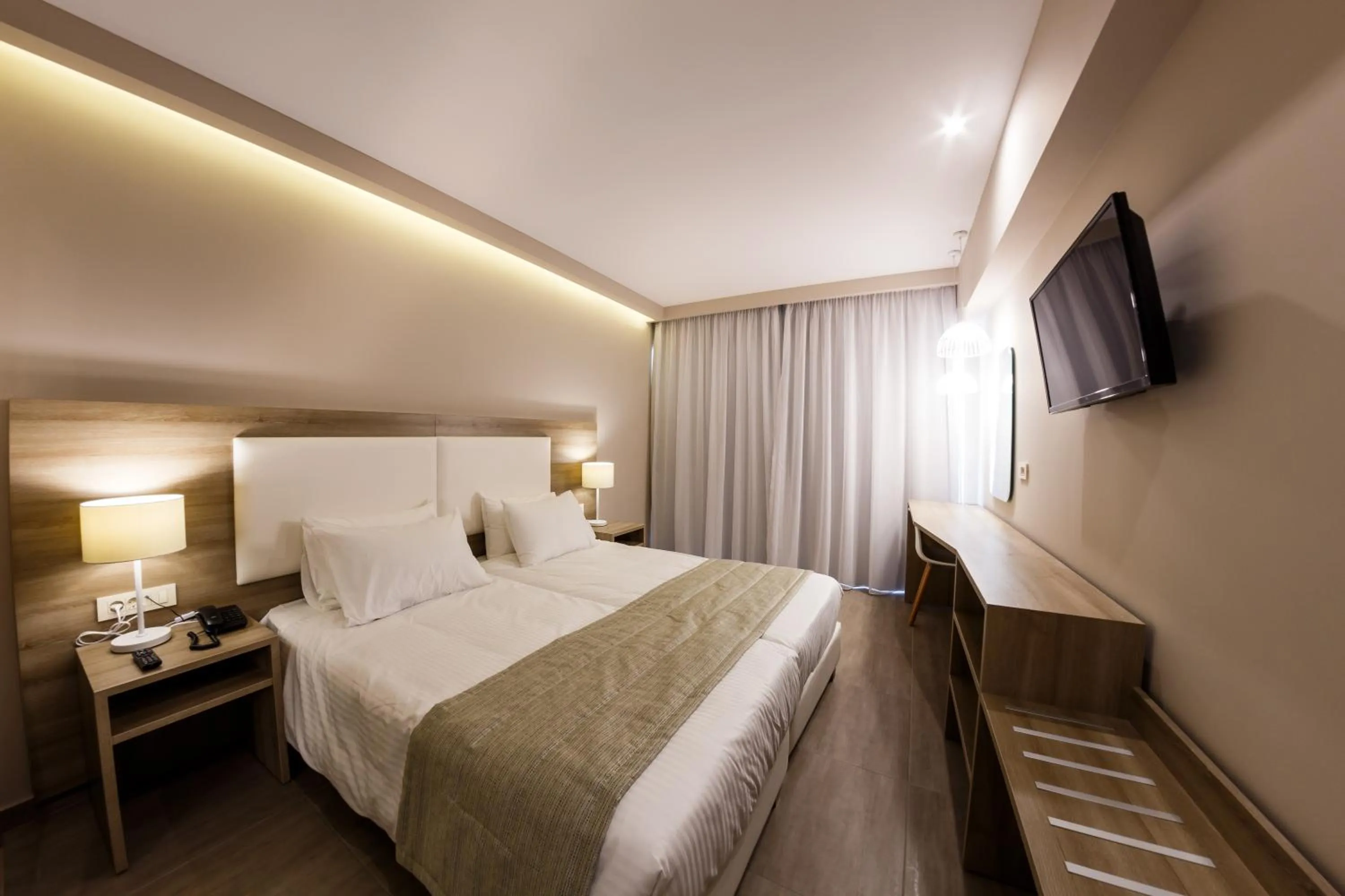 Property building, Bed in Porto Planos Beach Hotel