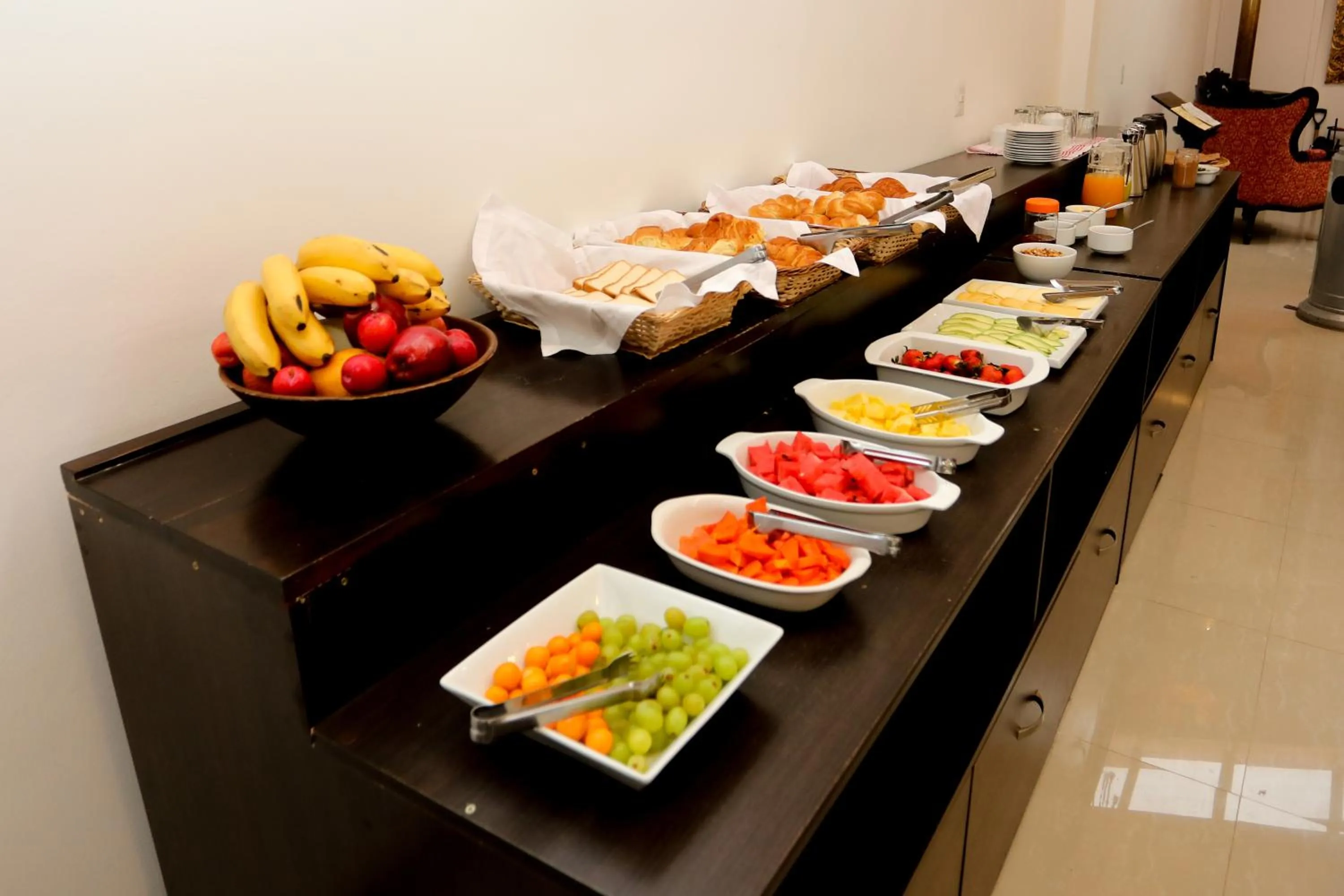 Restaurant/places to eat in Koyllur Inn