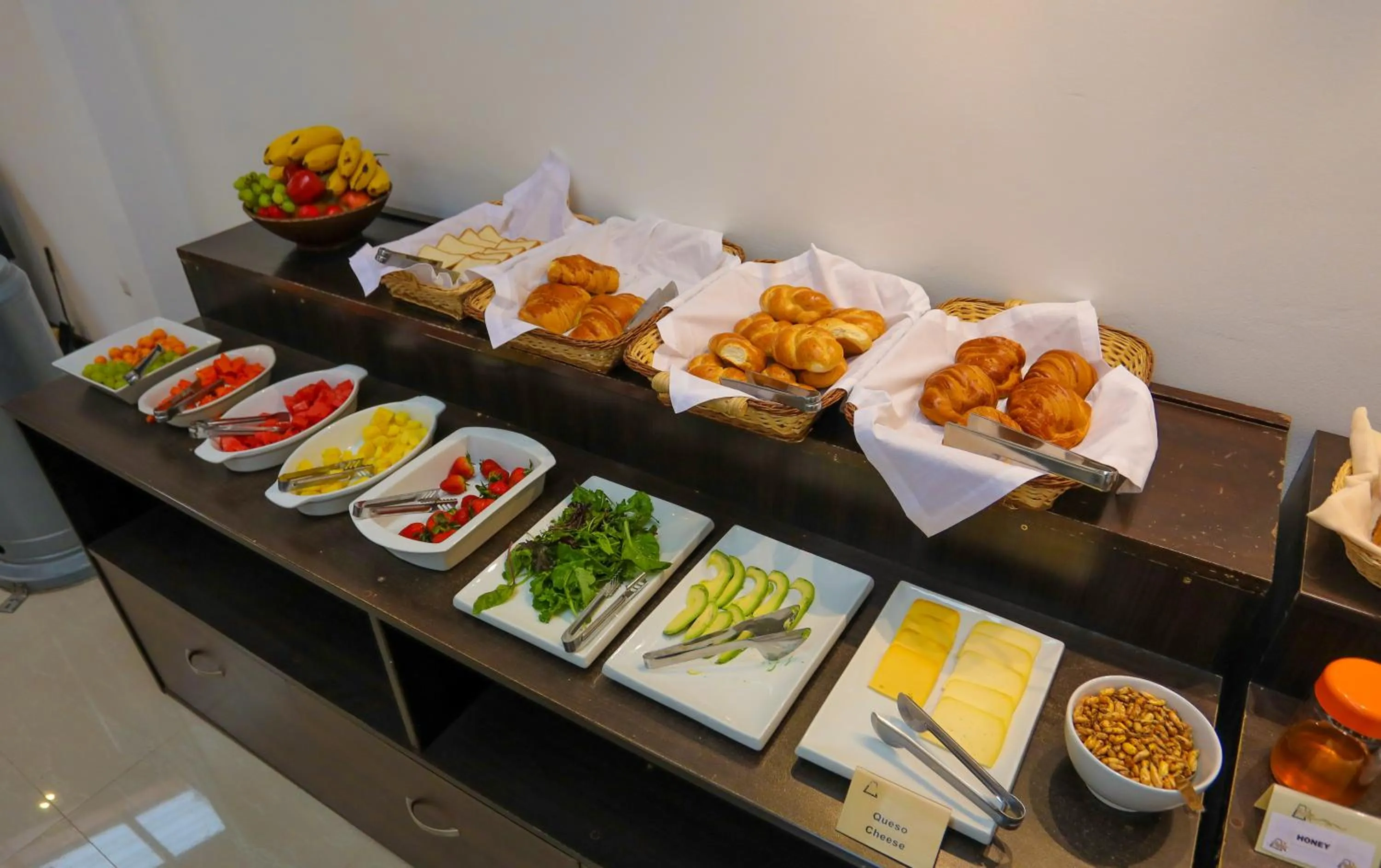 Restaurant/places to eat in Koyllur Inn