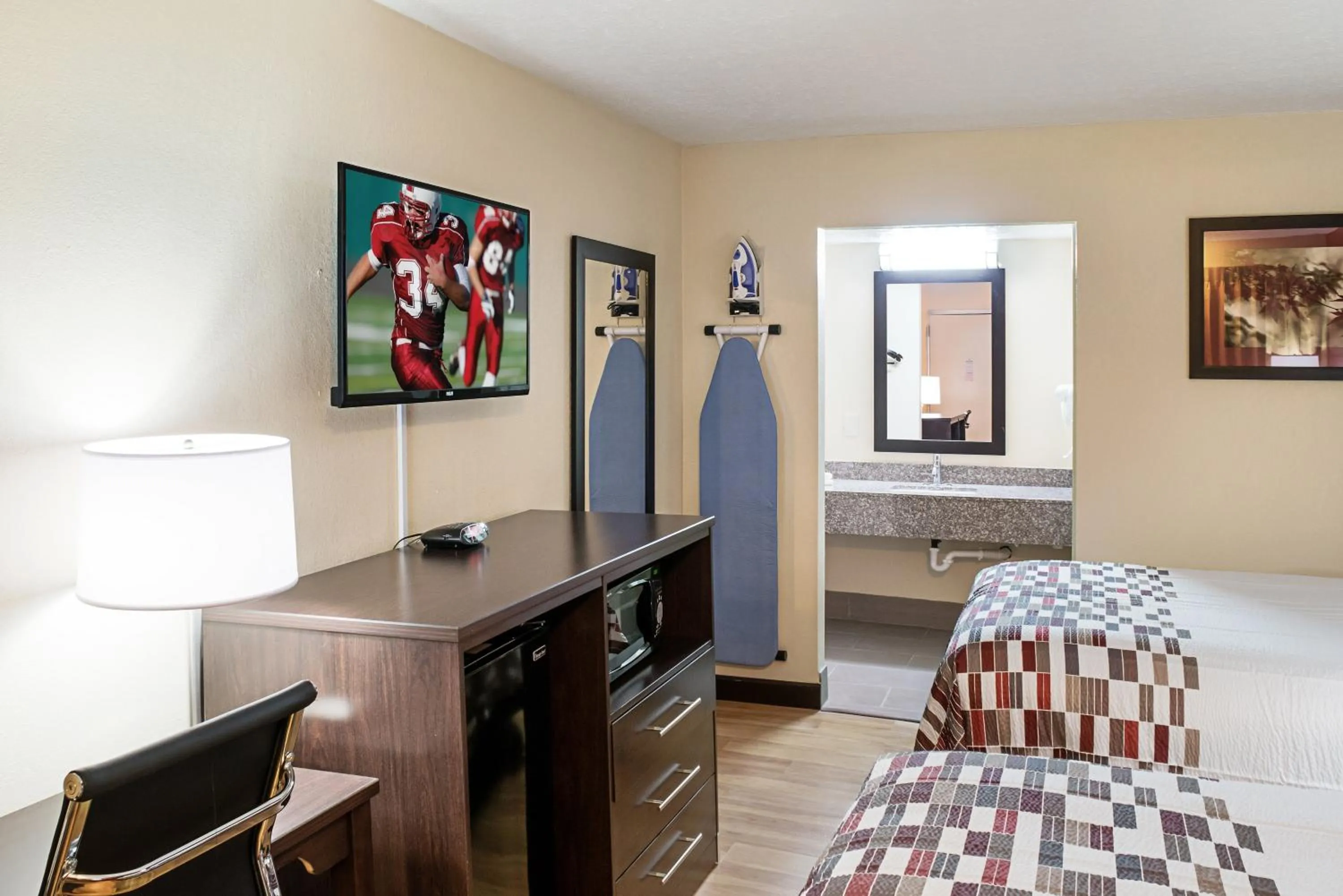 Photo of the whole room, Bed in Red Roof Inn Indianapolis East