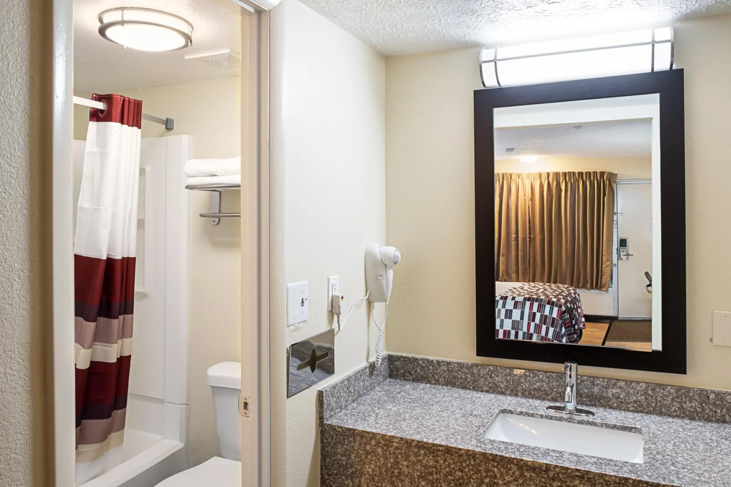 Bathroom in Red Roof Inn Indianapolis East