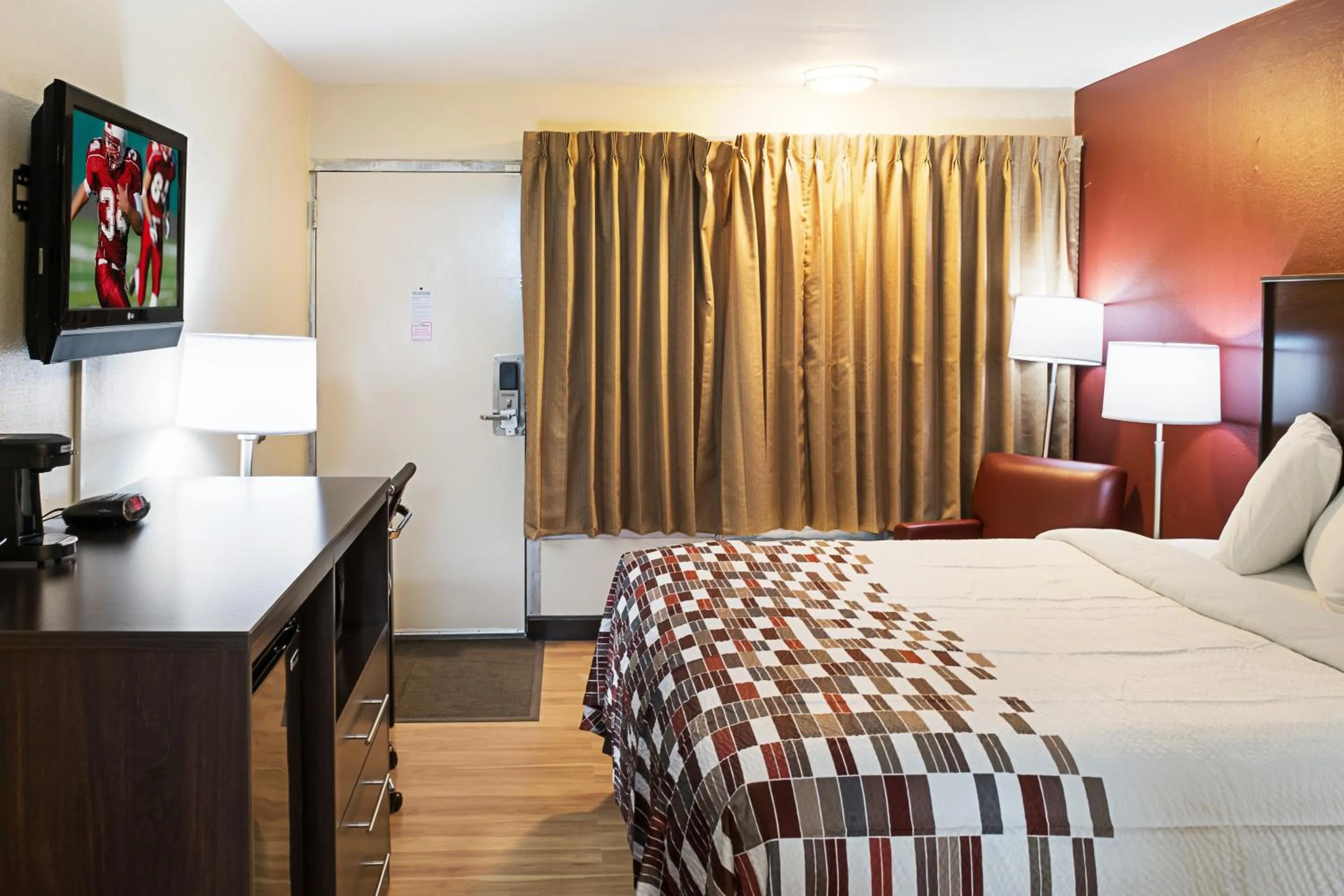 Bedroom, Bed in Red Roof Inn Indianapolis East