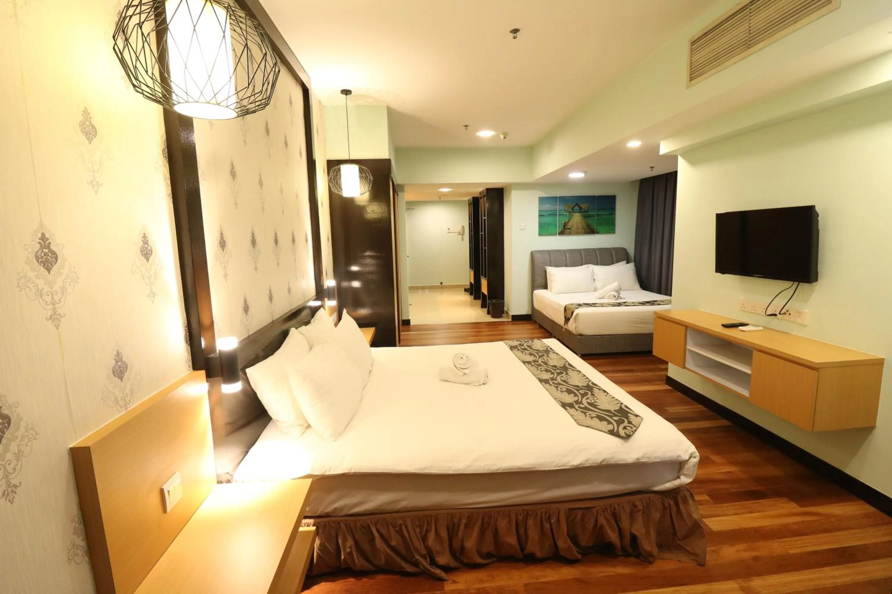 TV and multimedia, Bed in Raintree Resort Suites