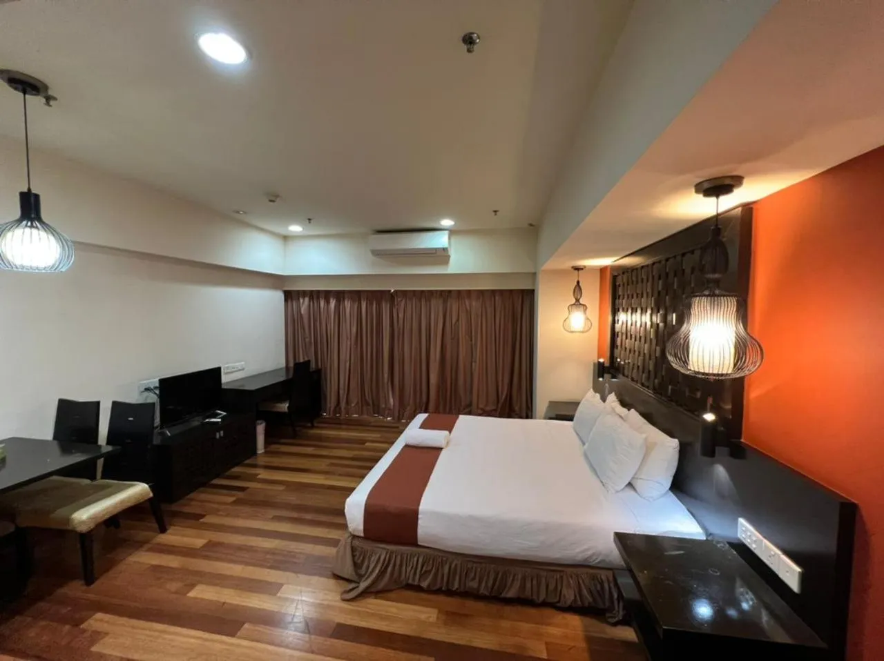 Photo of the whole room, Bed in Raintree Resort Suites