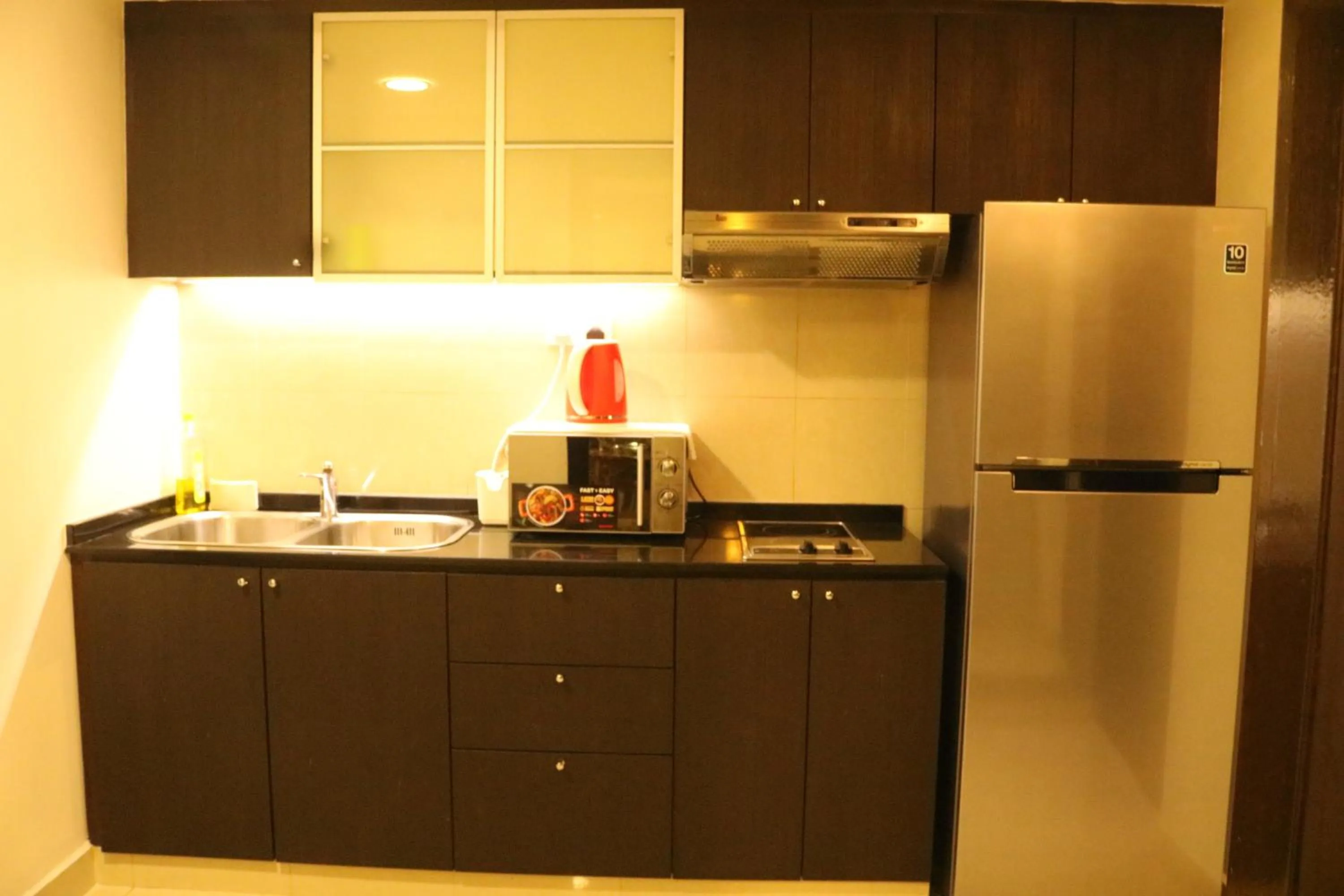 Kitchen or kitchenette in Raintree Resort Suites