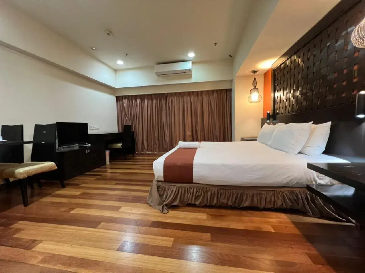 Deluxe King Suite in Raintree Resort Suites Deluxe King Suite in Raintree Resort Suites