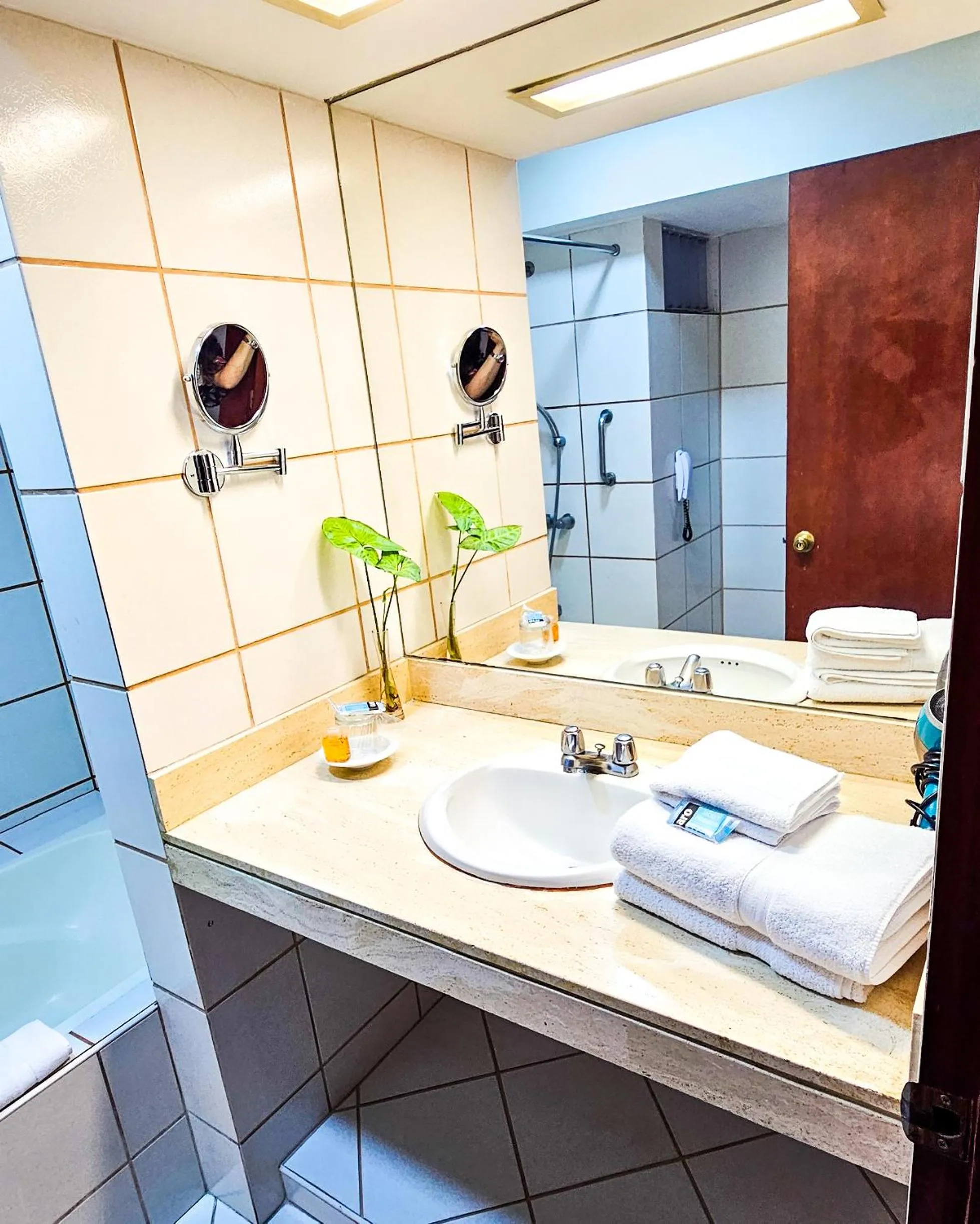 Bathroom in La Paz Apart Hotel