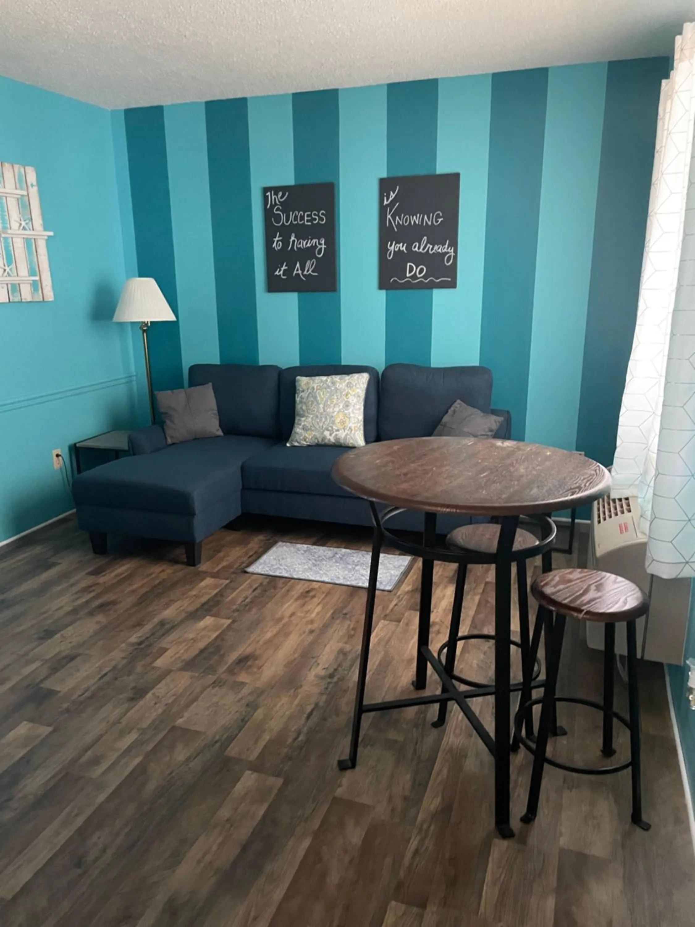 Living room in Lake Point Motel