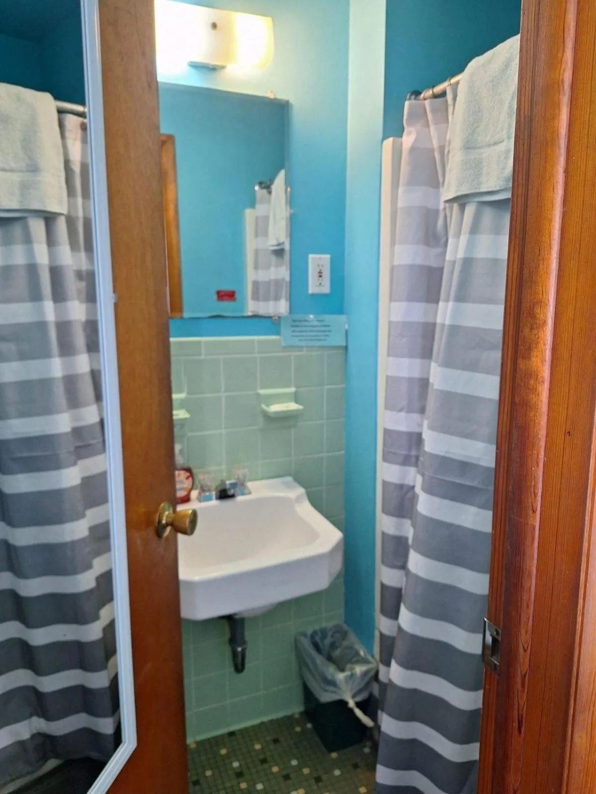 Shower in Lake Point Motel