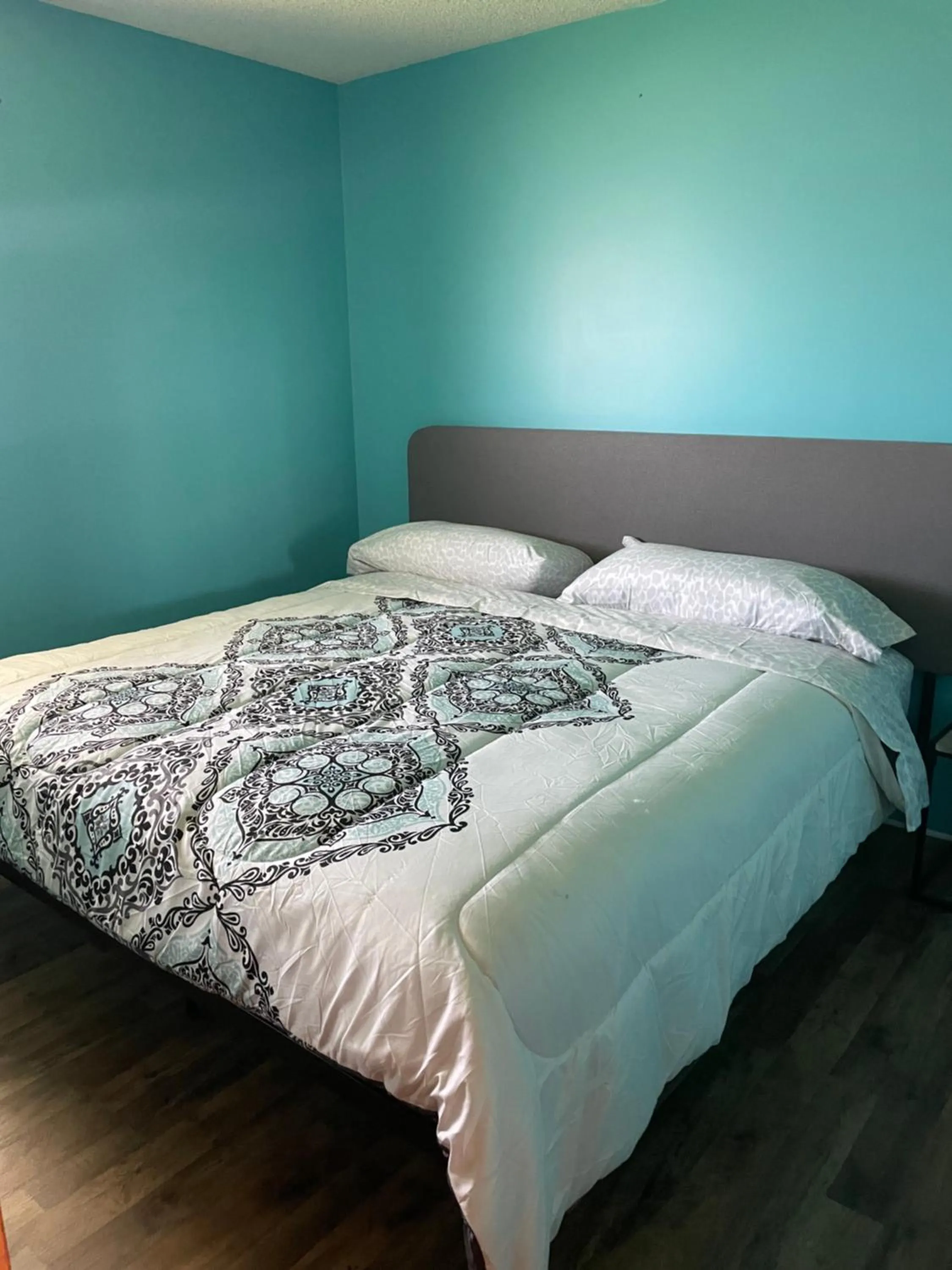 Bed in Lake Point Motel