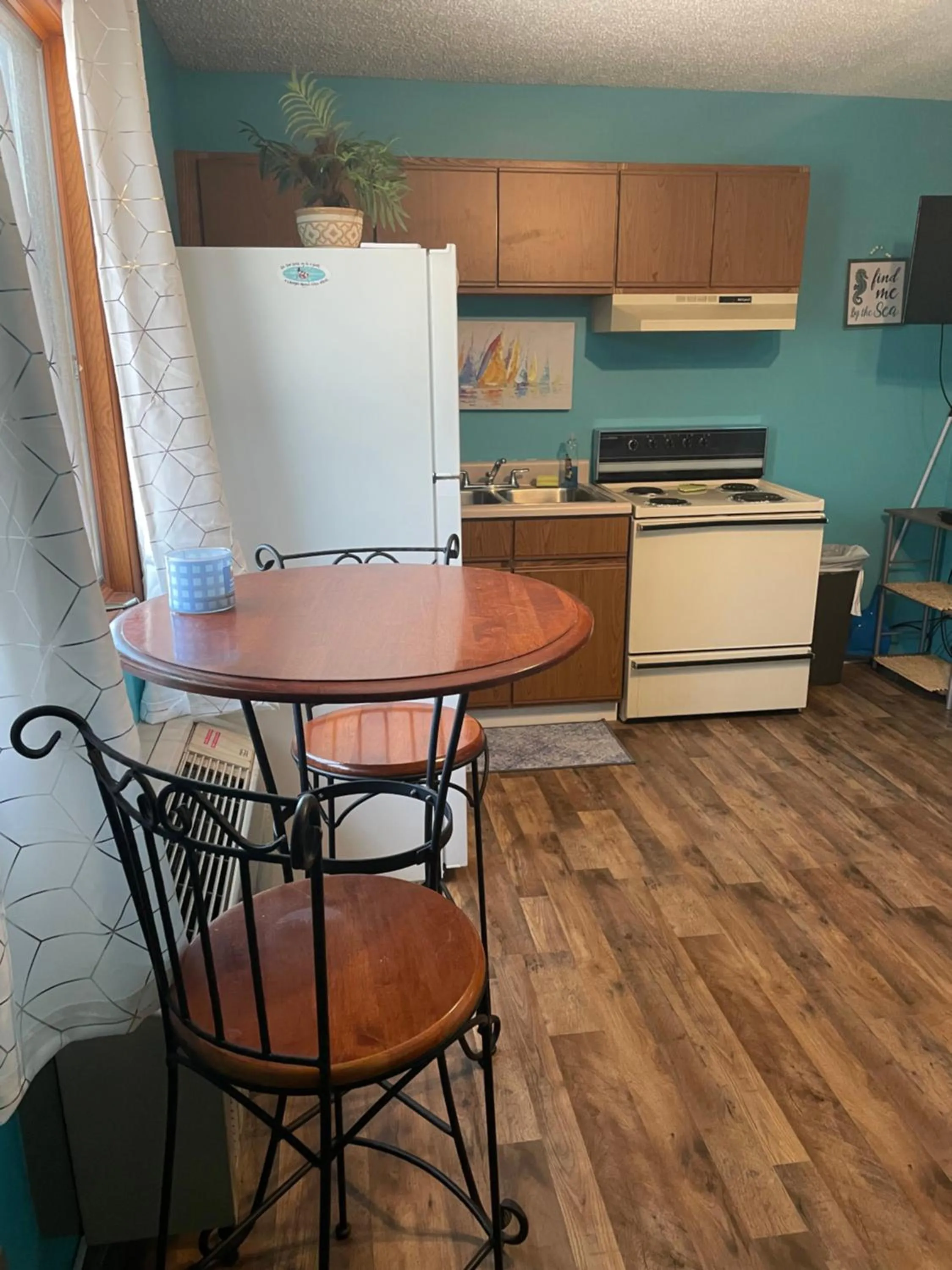 Dining area in Lake Point Motel