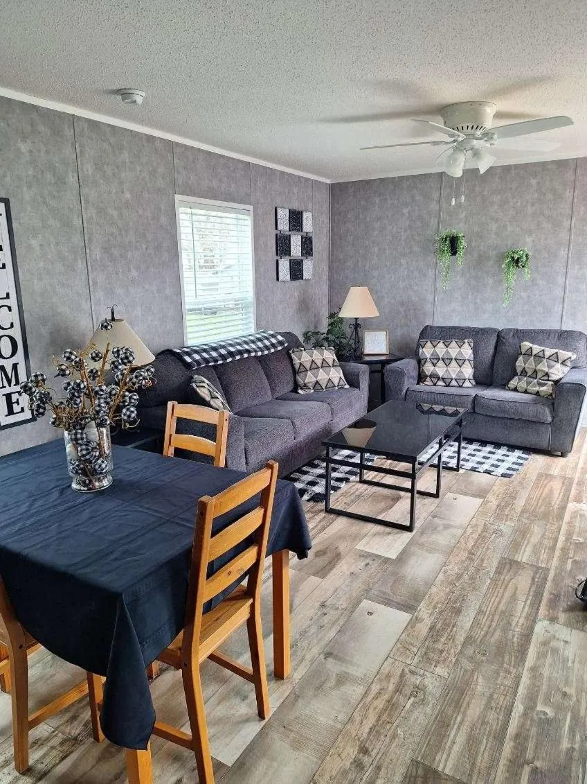 Living room in Lake Point Motel