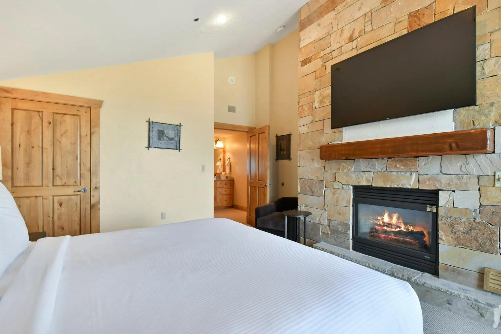 Photo of the whole room, Bed in Grand Summit Hotel - Canyons Village, a RockResort