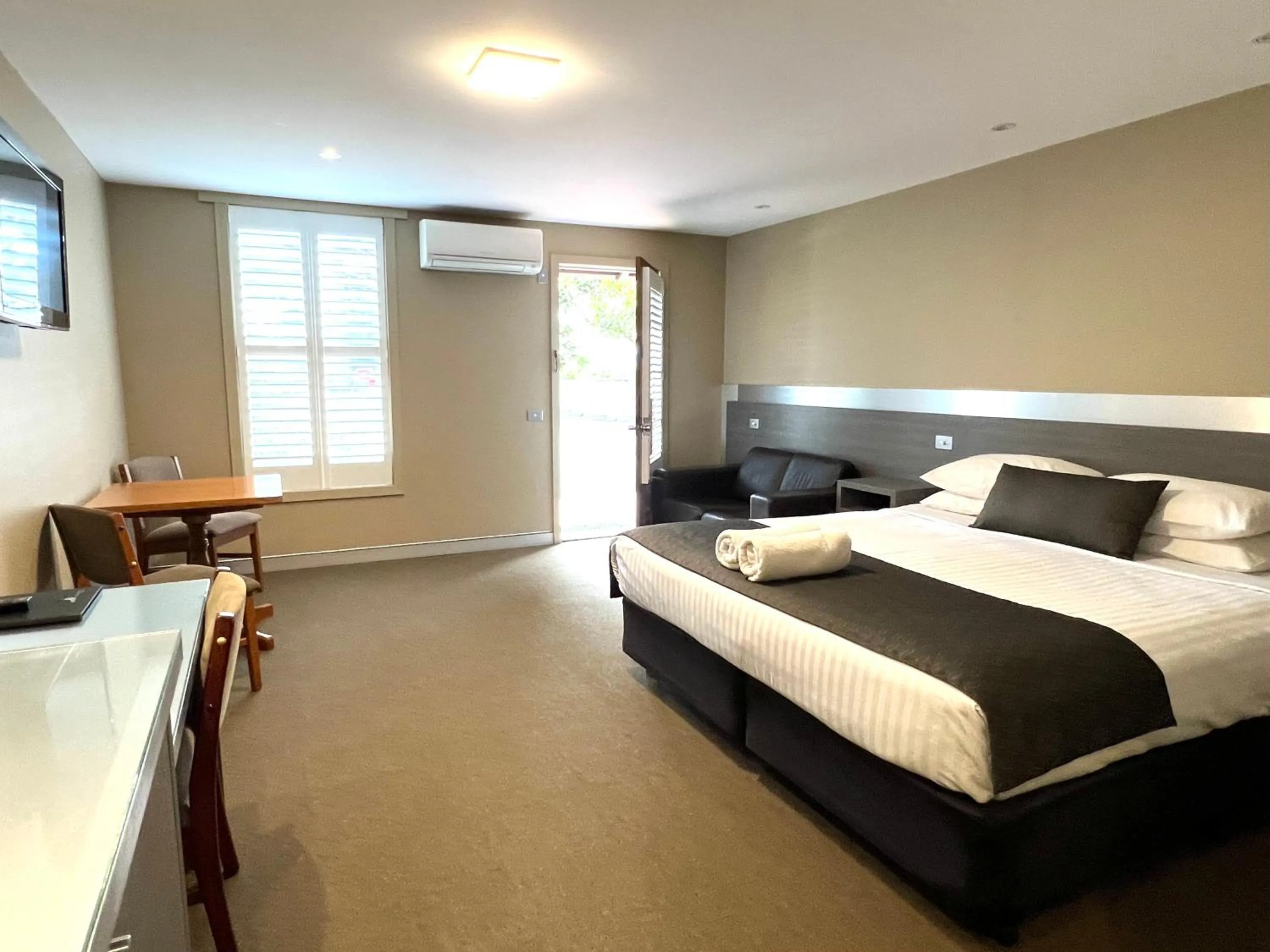 Bedroom, Bed in Seacombe House Motor Inn Port Fairy