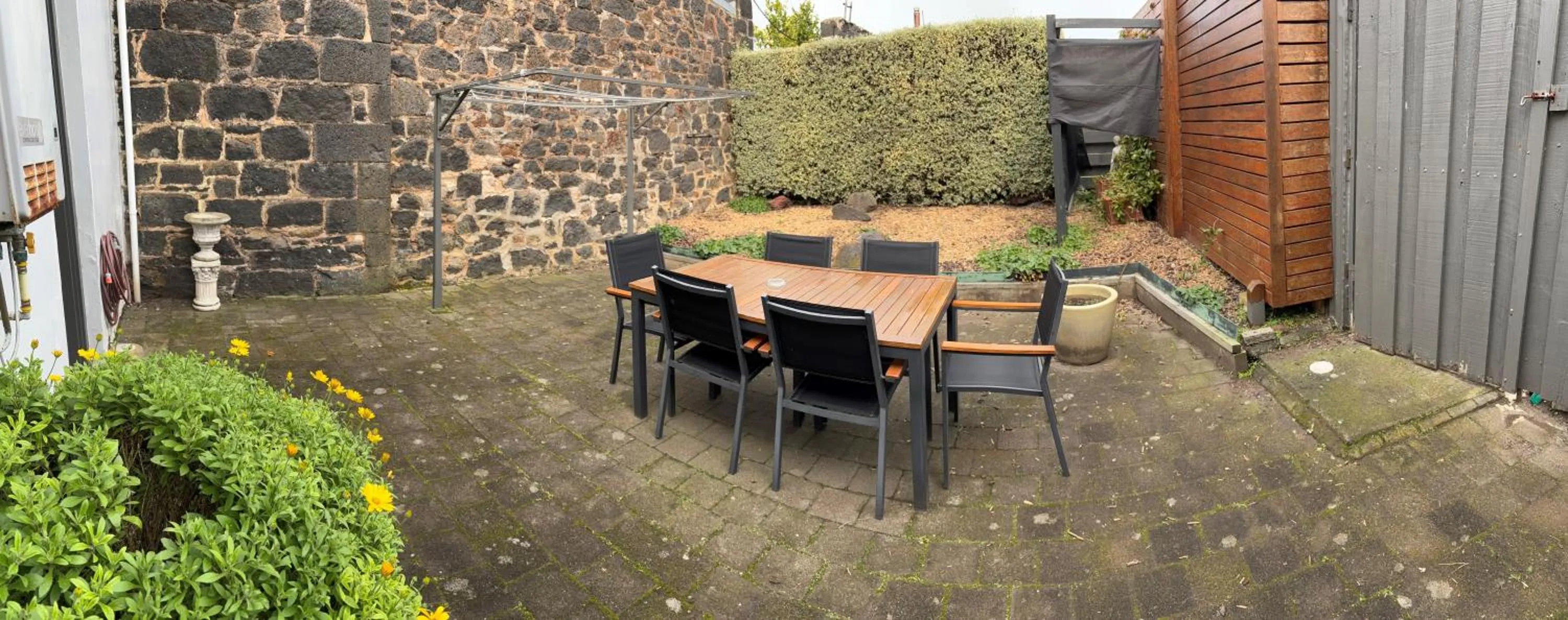 Inner courtyard view in Seacombe House Motor Inn Port Fairy