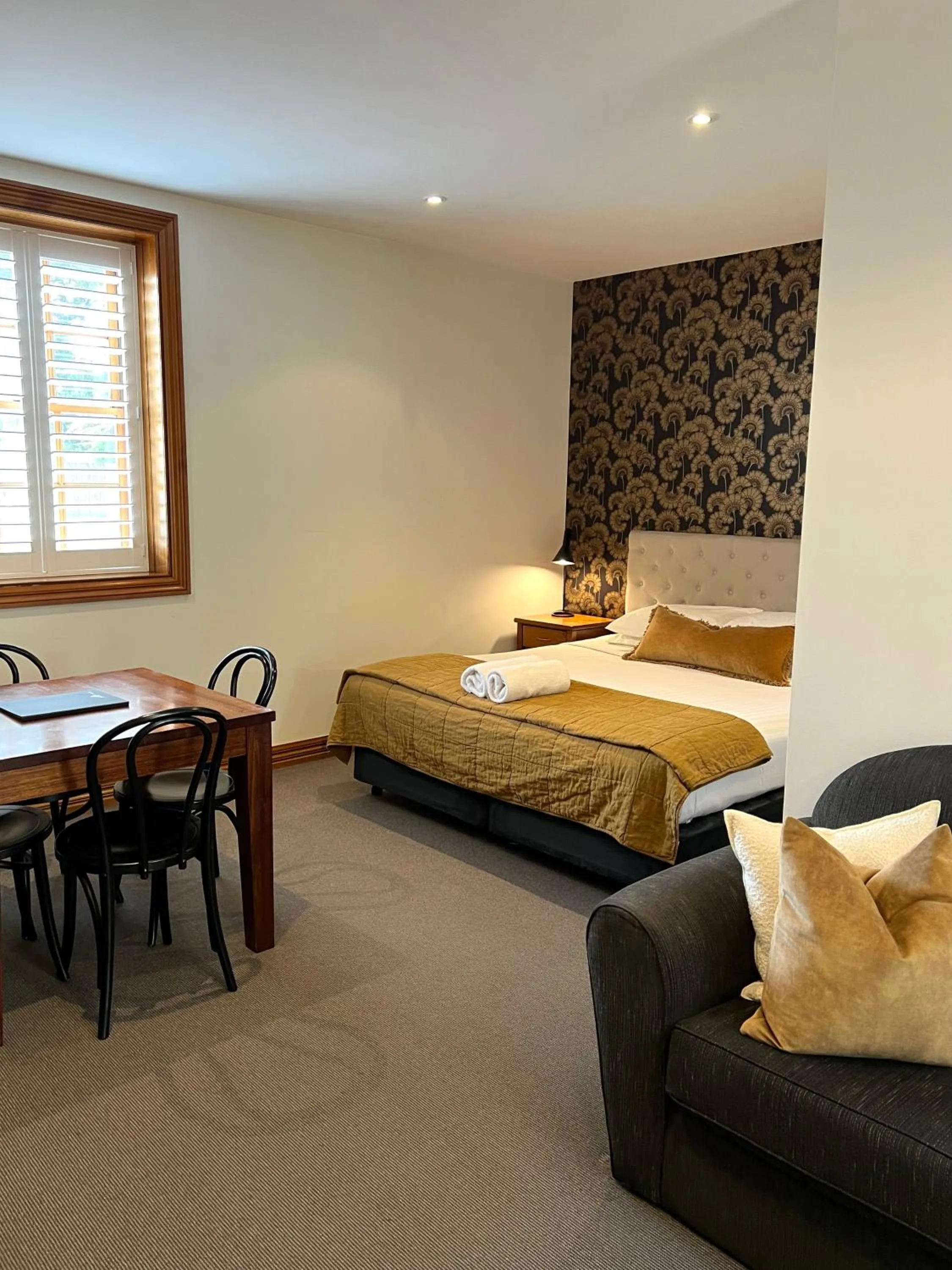 Bedroom, Bed in Seacombe House Motor Inn Port Fairy