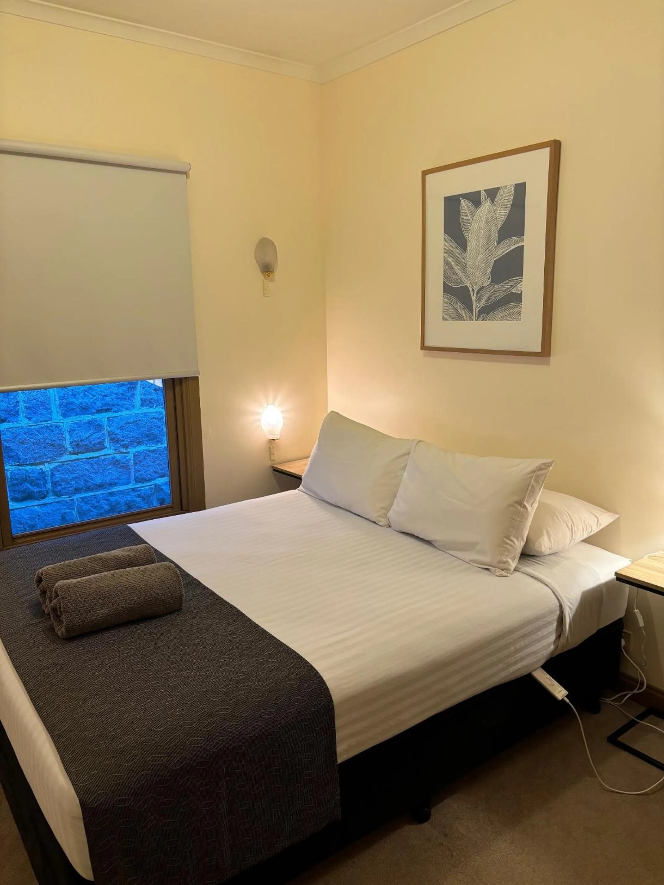 Bedroom, Bed in Seacombe House Motor Inn Port Fairy