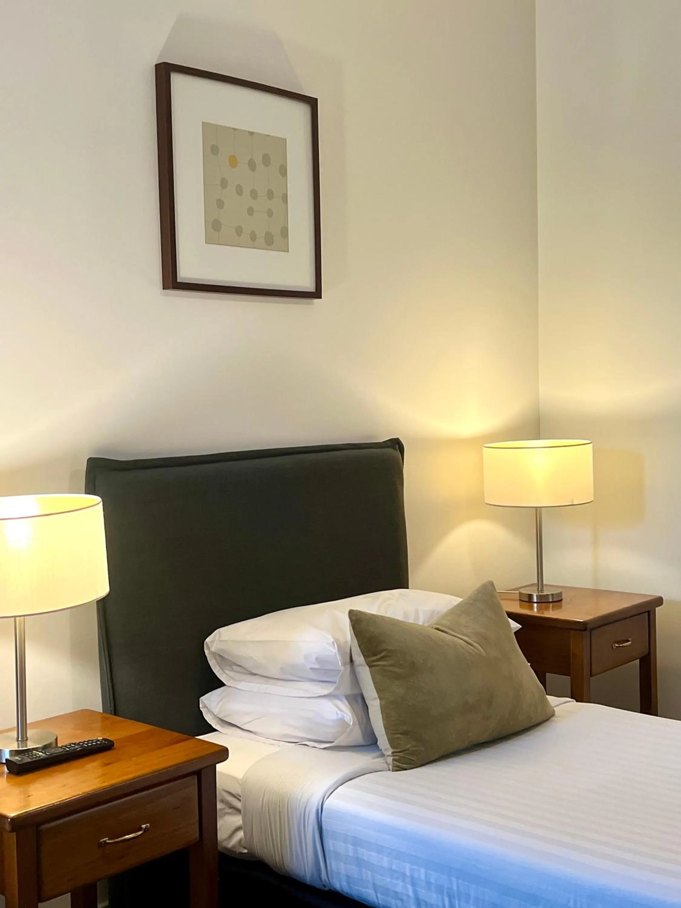 Bedroom, Bed in Seacombe House Motor Inn Port Fairy