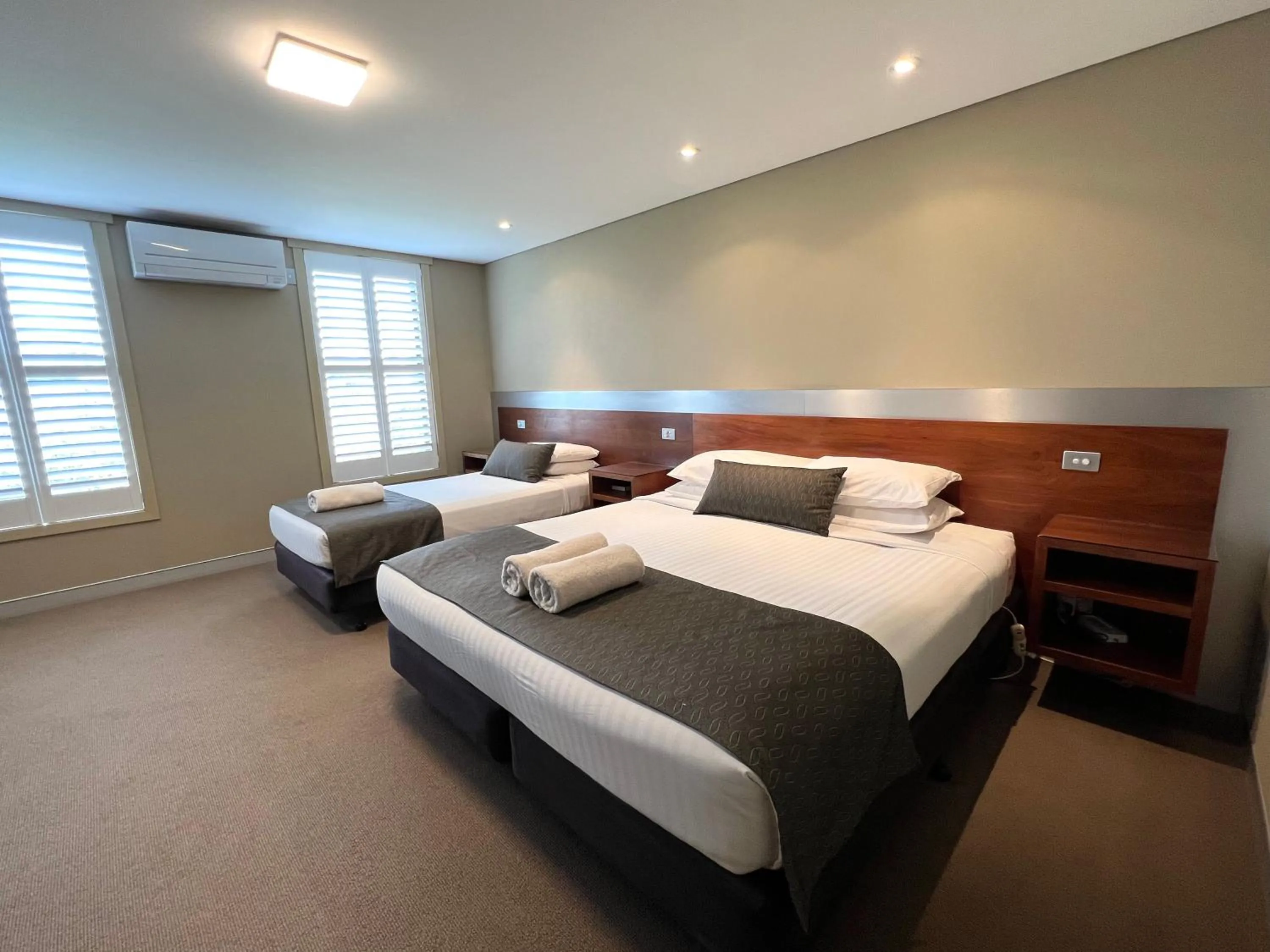 Bed in Seacombe House Motor Inn Port Fairy