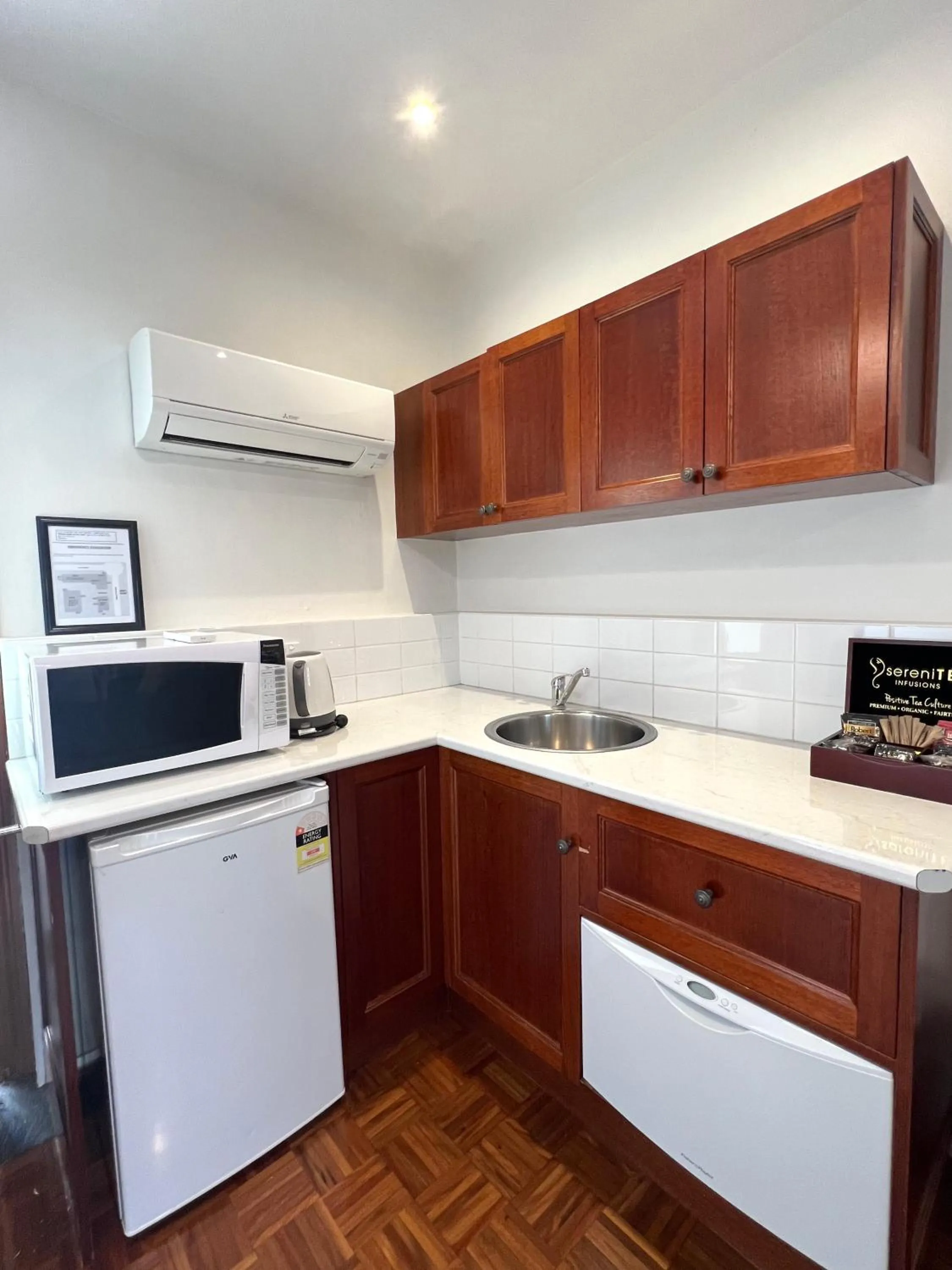 Kitchen or kitchenette in Seacombe House Motor Inn Port Fairy