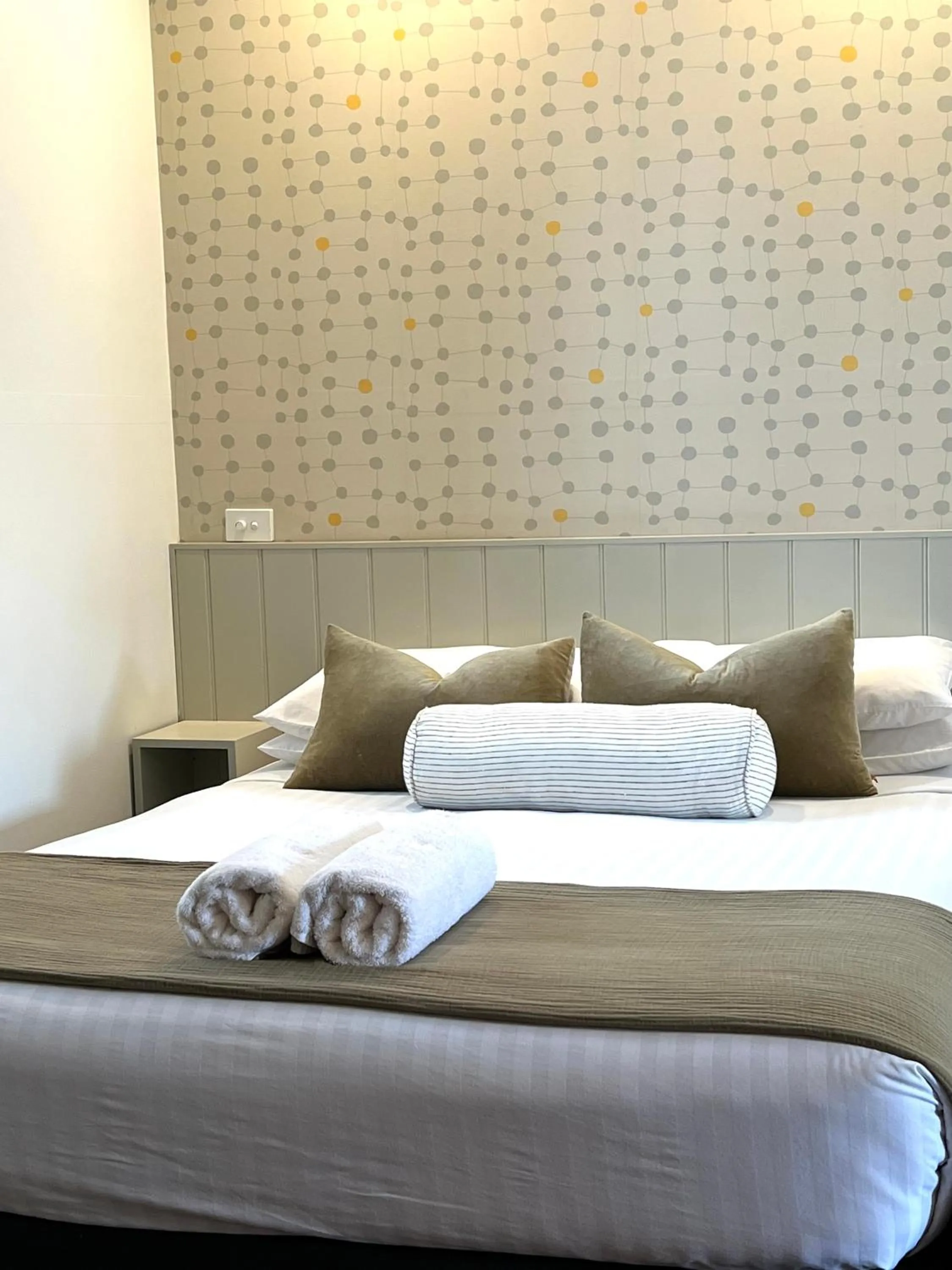 Bed in Seacombe House Motor Inn Port Fairy