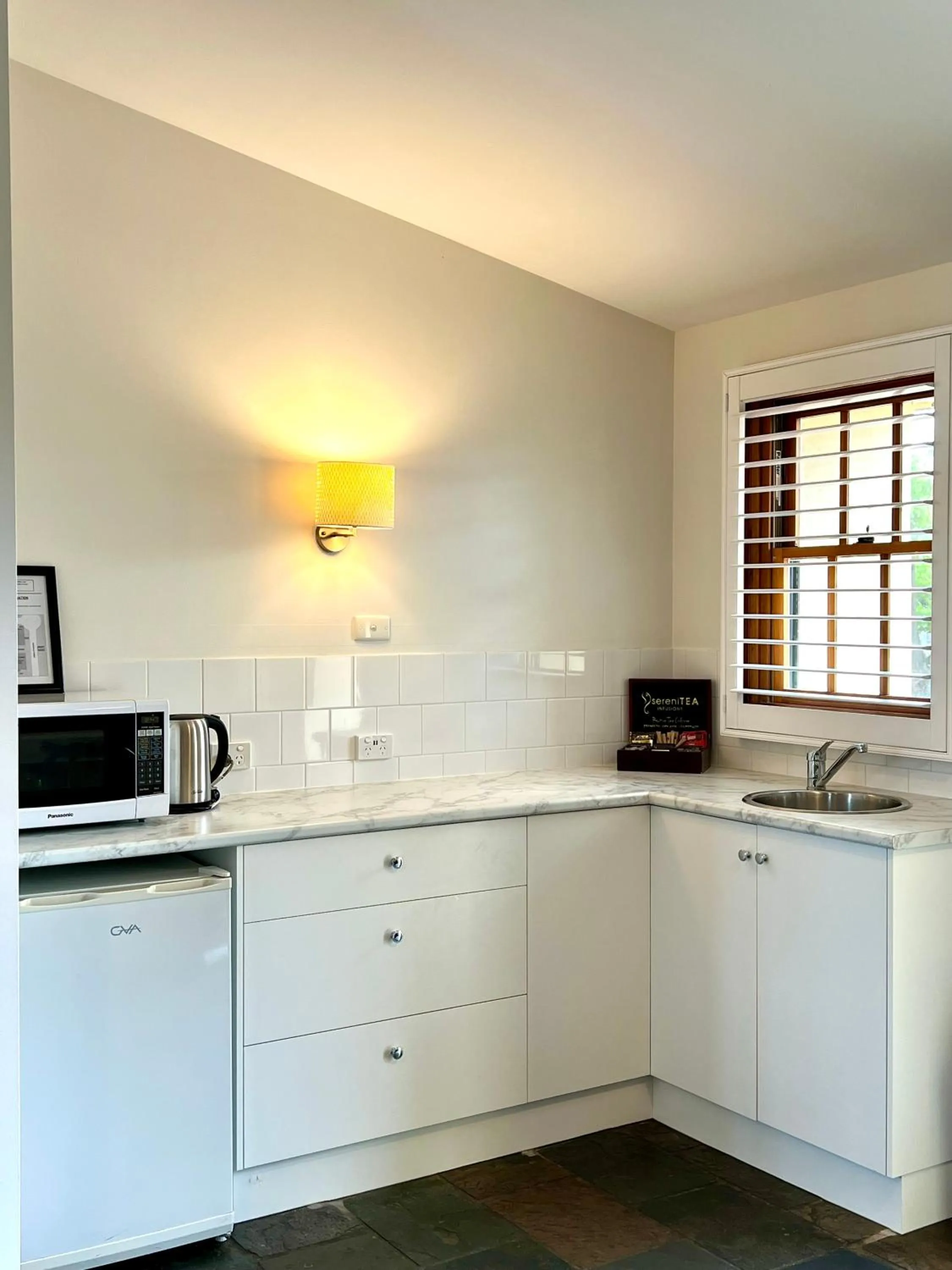 Kitchen or kitchenette in Seacombe House Motor Inn Port Fairy