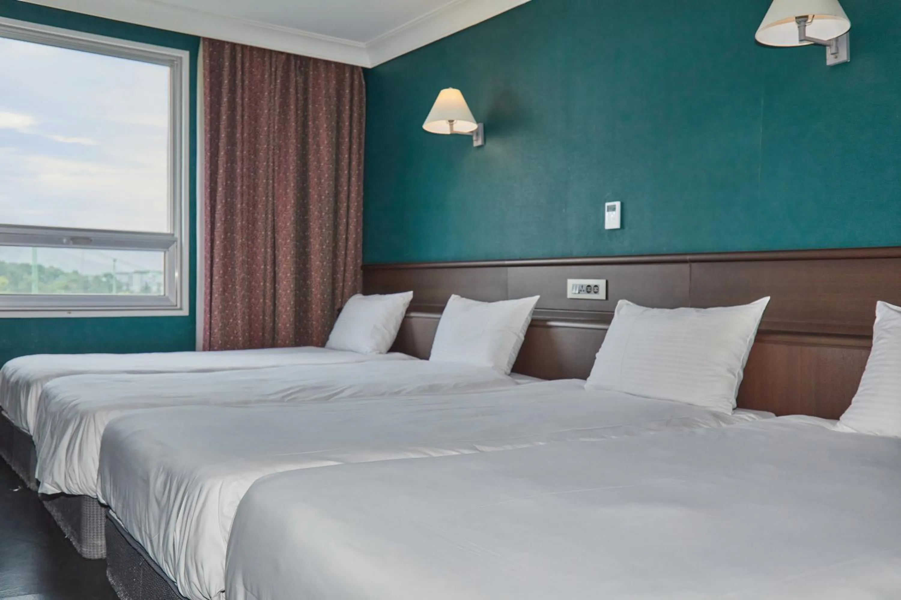 Photo of the whole room, Bed in Kolon Hotel