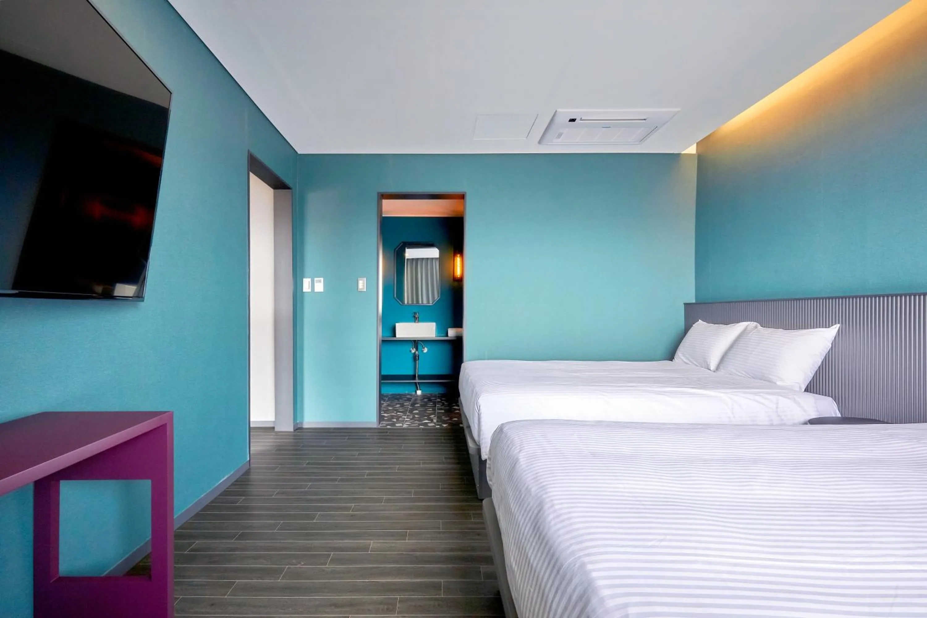 Photo of the whole room, Bed in Kolon Hotel