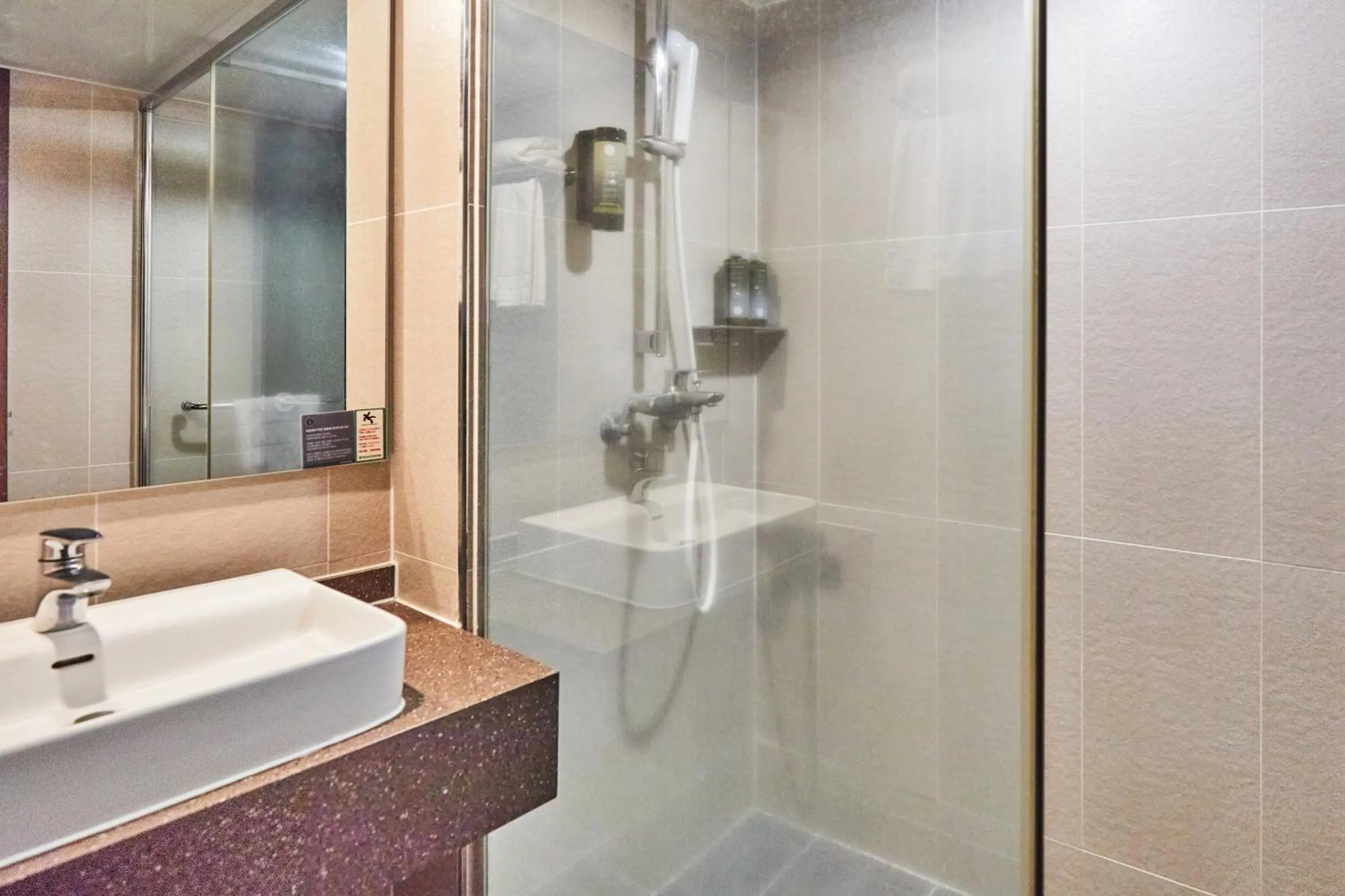 Bathroom in Kolon Hotel