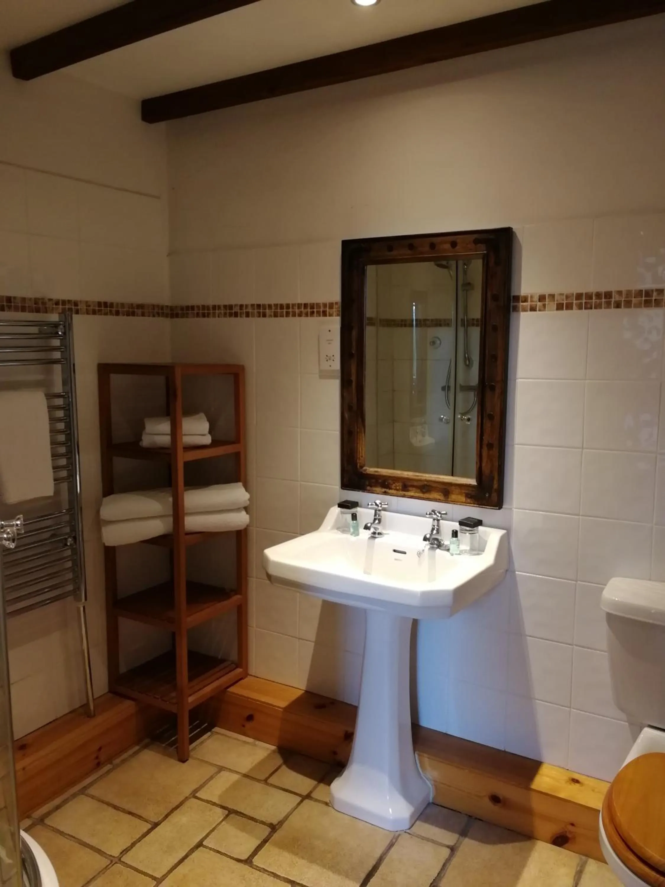 Bathroom in Broomhall Castle Hotel