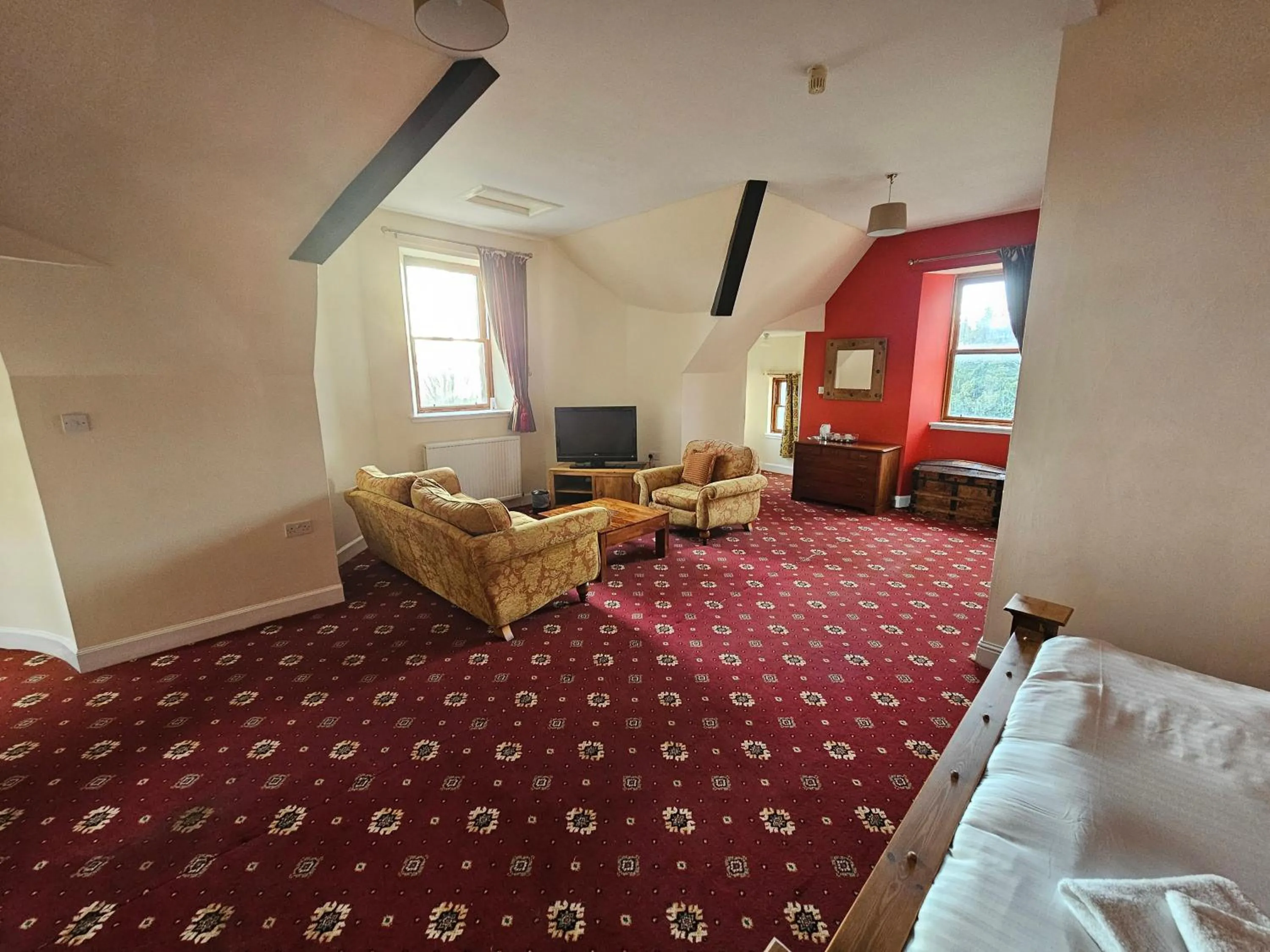 Seating area, Bed in Broomhall Castle Hotel
