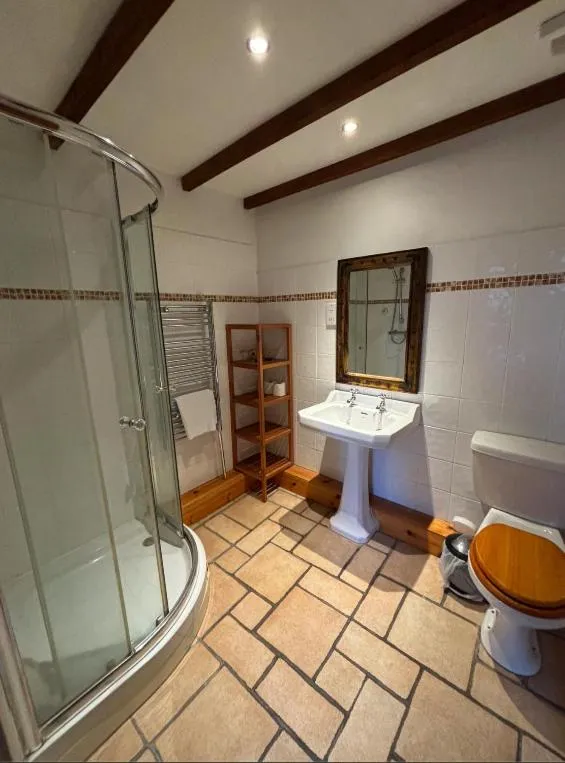 Shower in Broomhall Castle Hotel