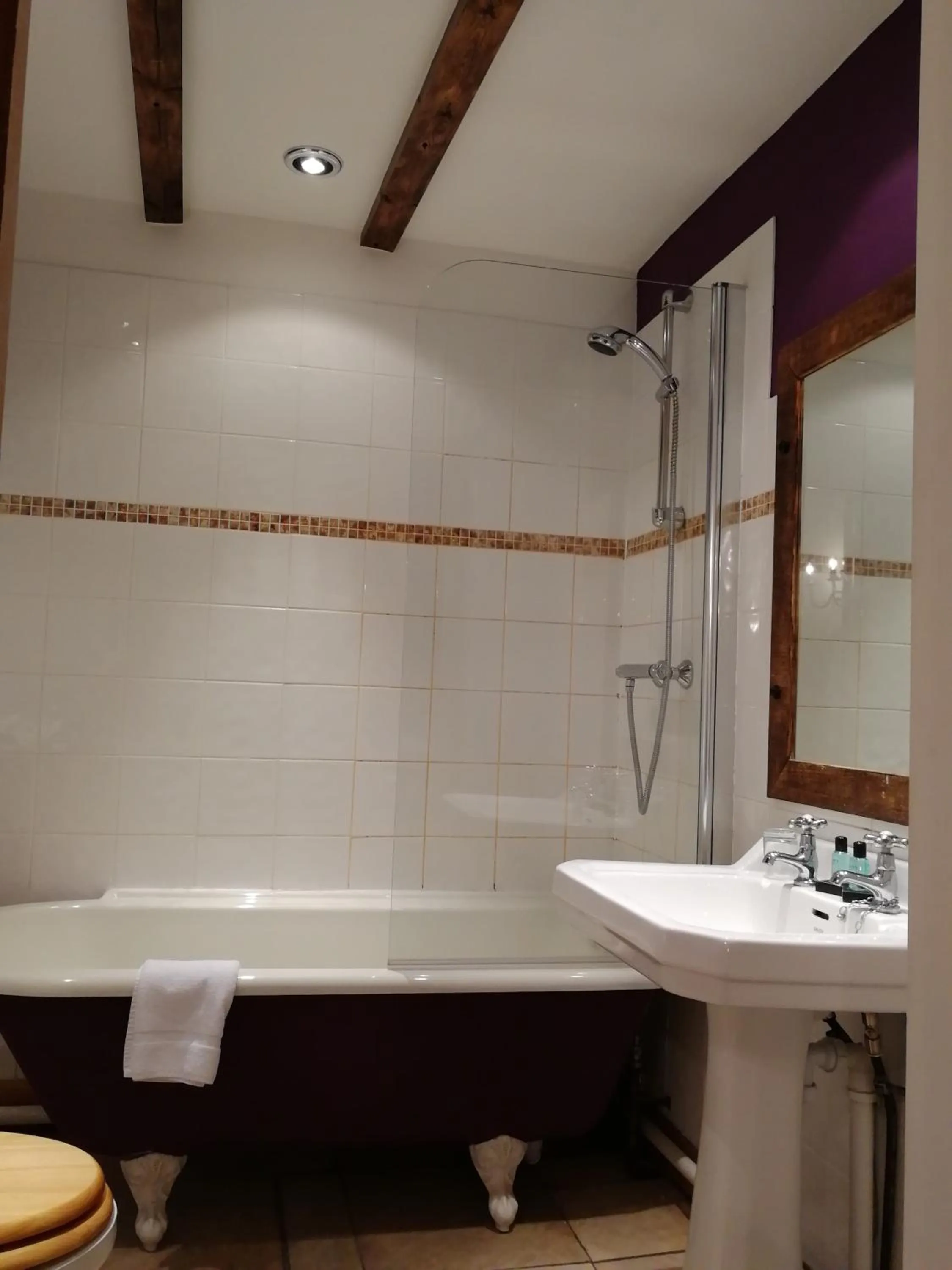 Bathroom in Broomhall Castle Hotel