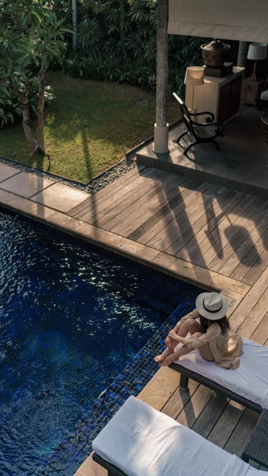 sunbed in Kayumanis Sanur Private Villa and Spa