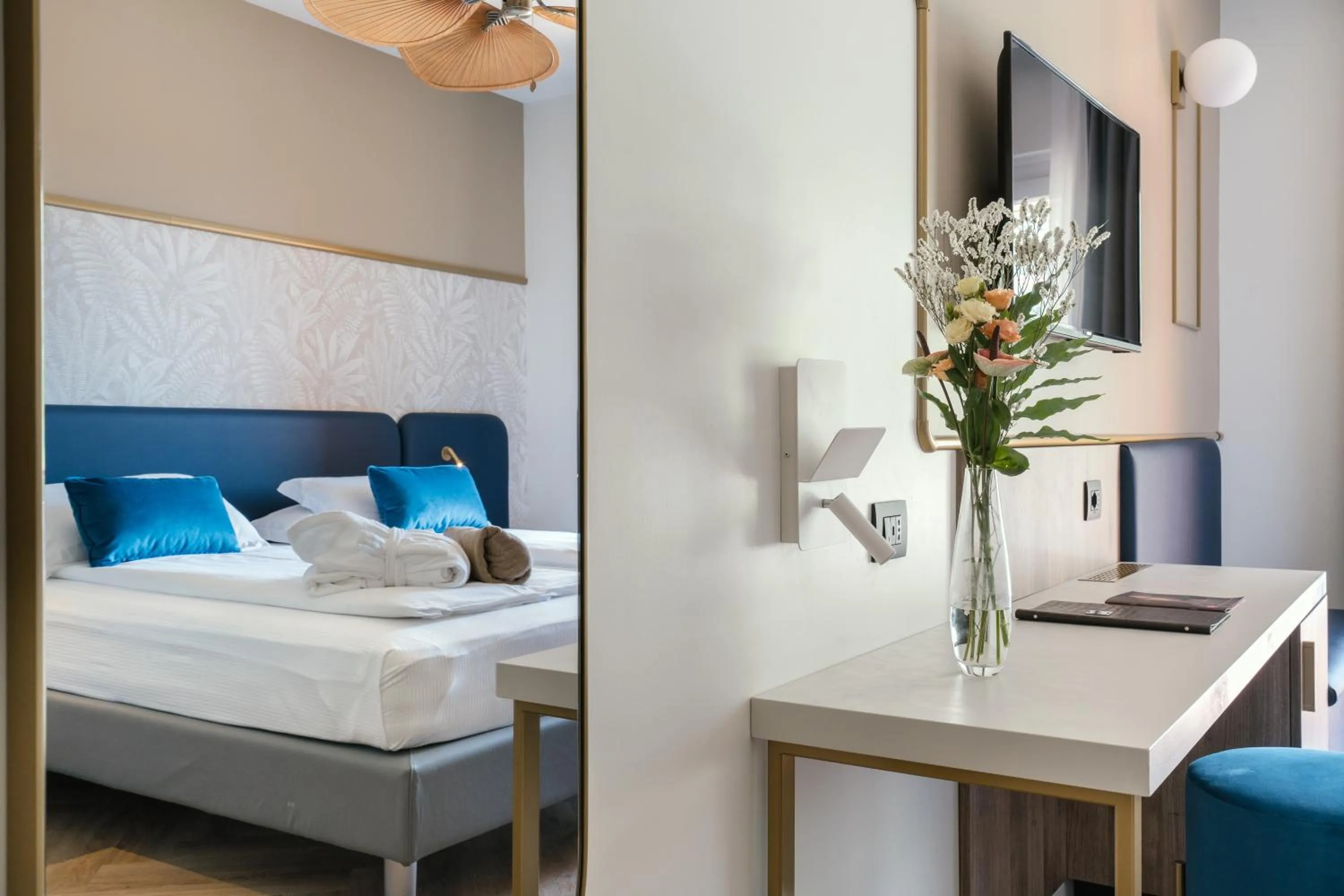 Photo of the whole room, Bed in Hotel Du Lac