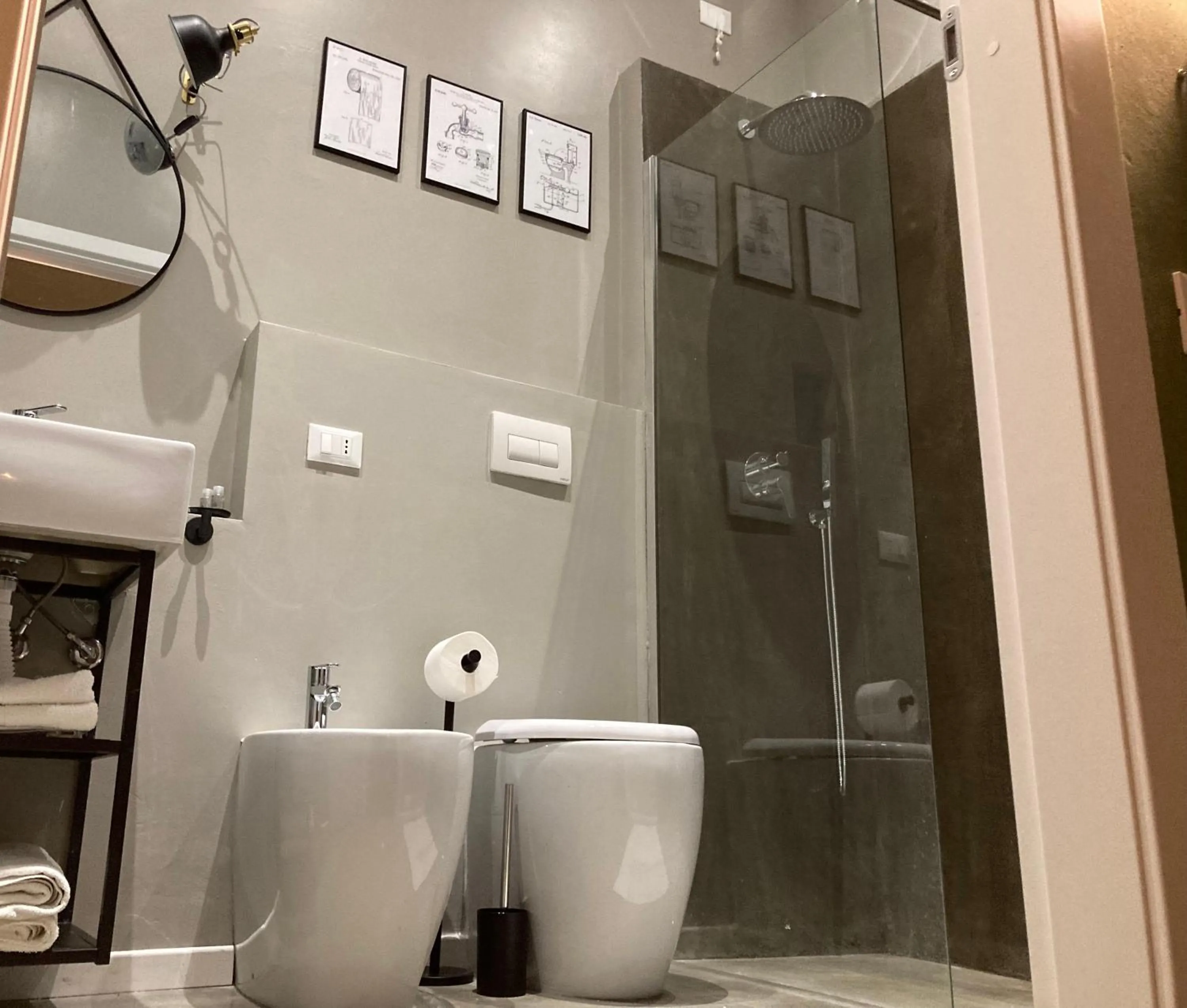 Shower in Hotel Calypso