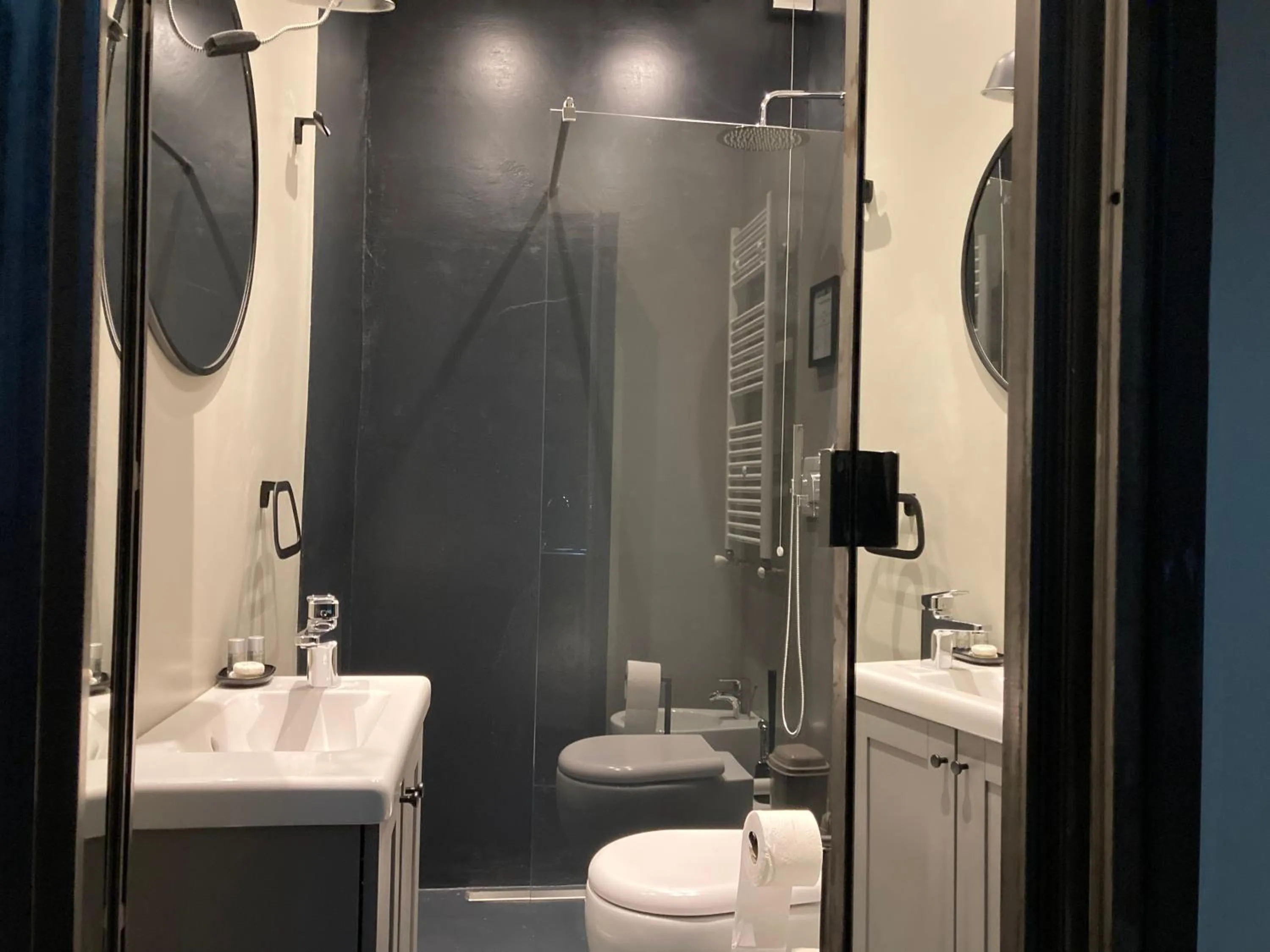 Shower in Hotel Calypso