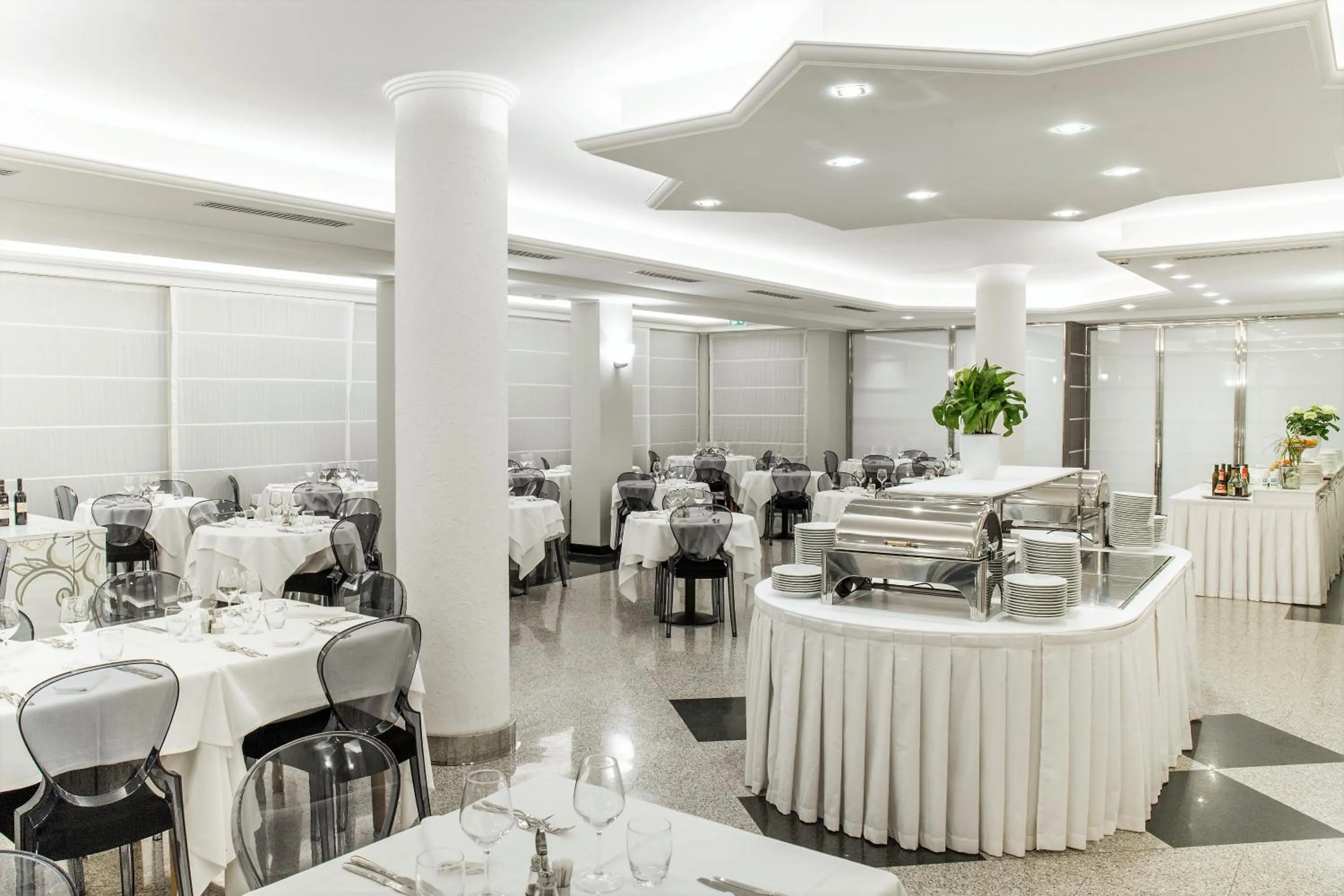 Restaurant/places to eat in Hotel Imperial